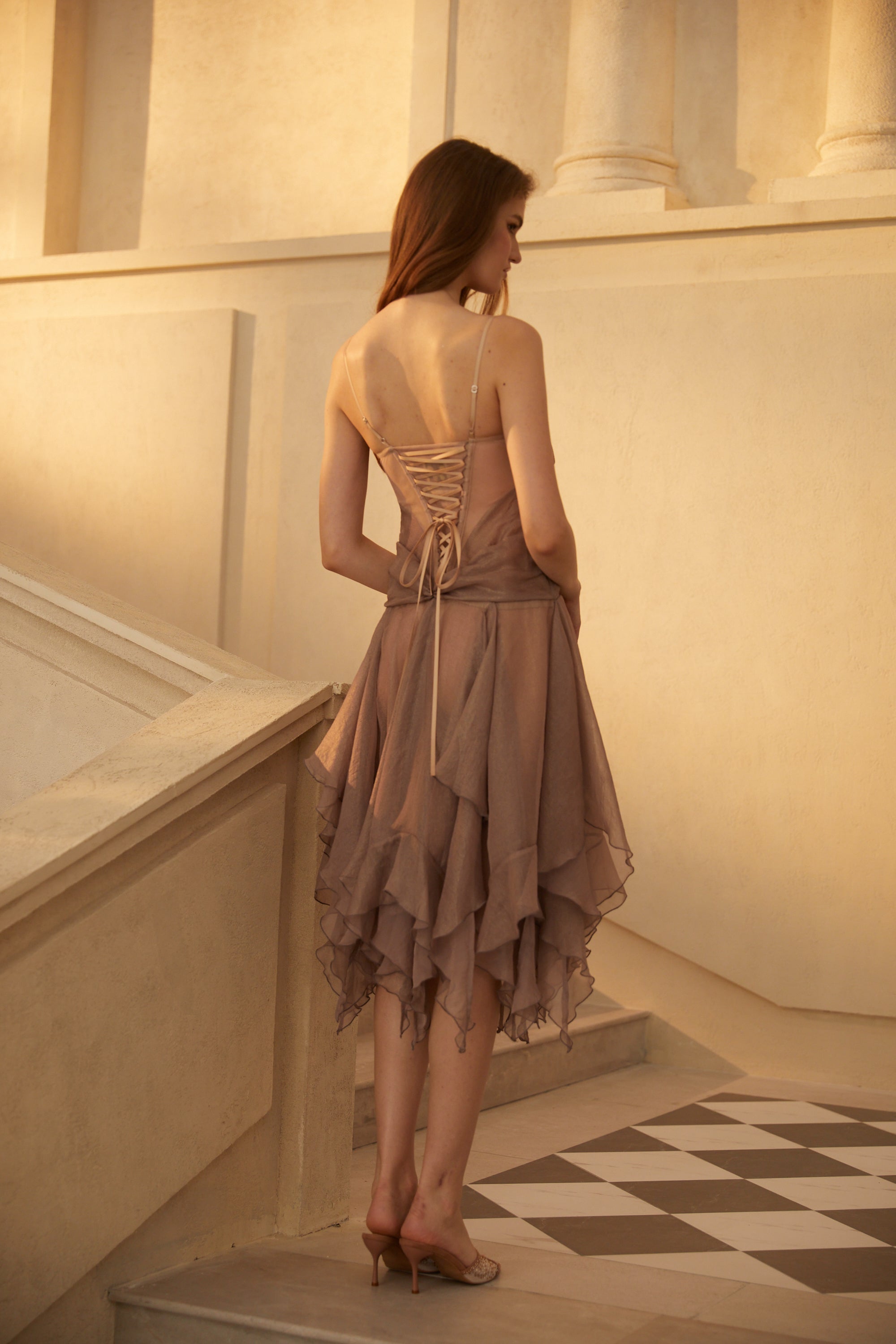 فستان متوسط الطول بكشكشة بطبقات باللون الرمادي من بيتونيا