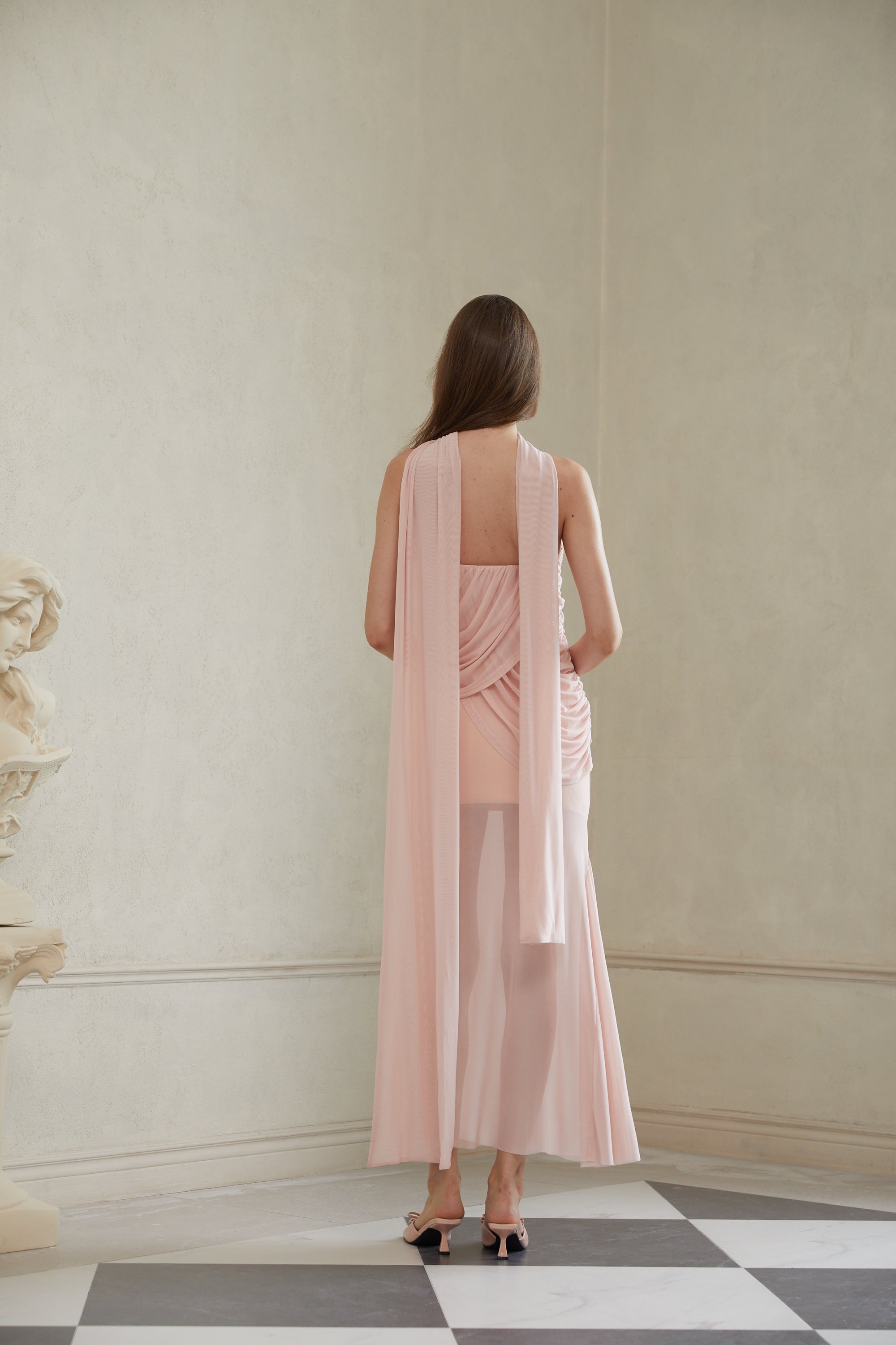 Gaia – Rosa gerüschtes Maxikleid aus Netzstoff