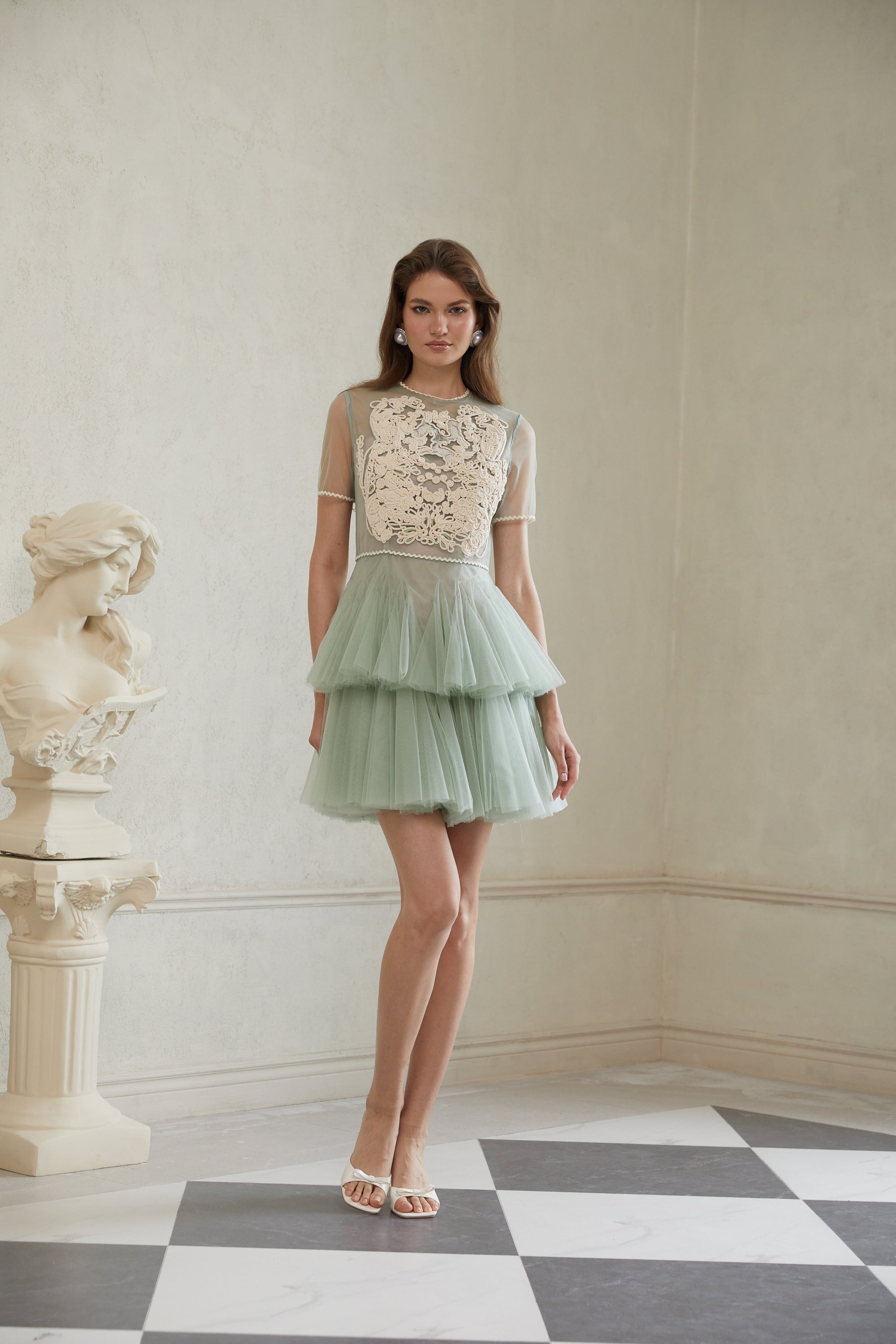 Aikaterini – Grünes Minikleid aus geflochtenem Tüll mit Blumenmuster