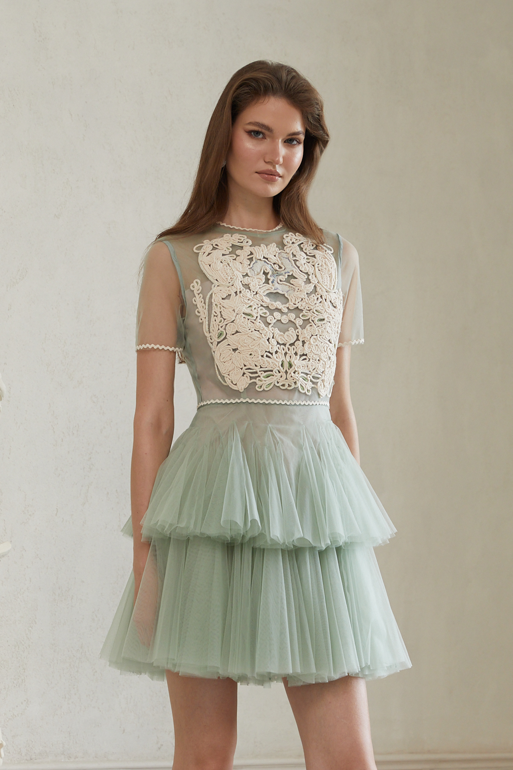 Aikaterini – Grünes Minikleid aus geflochtenem Tüll mit Blumenmuster