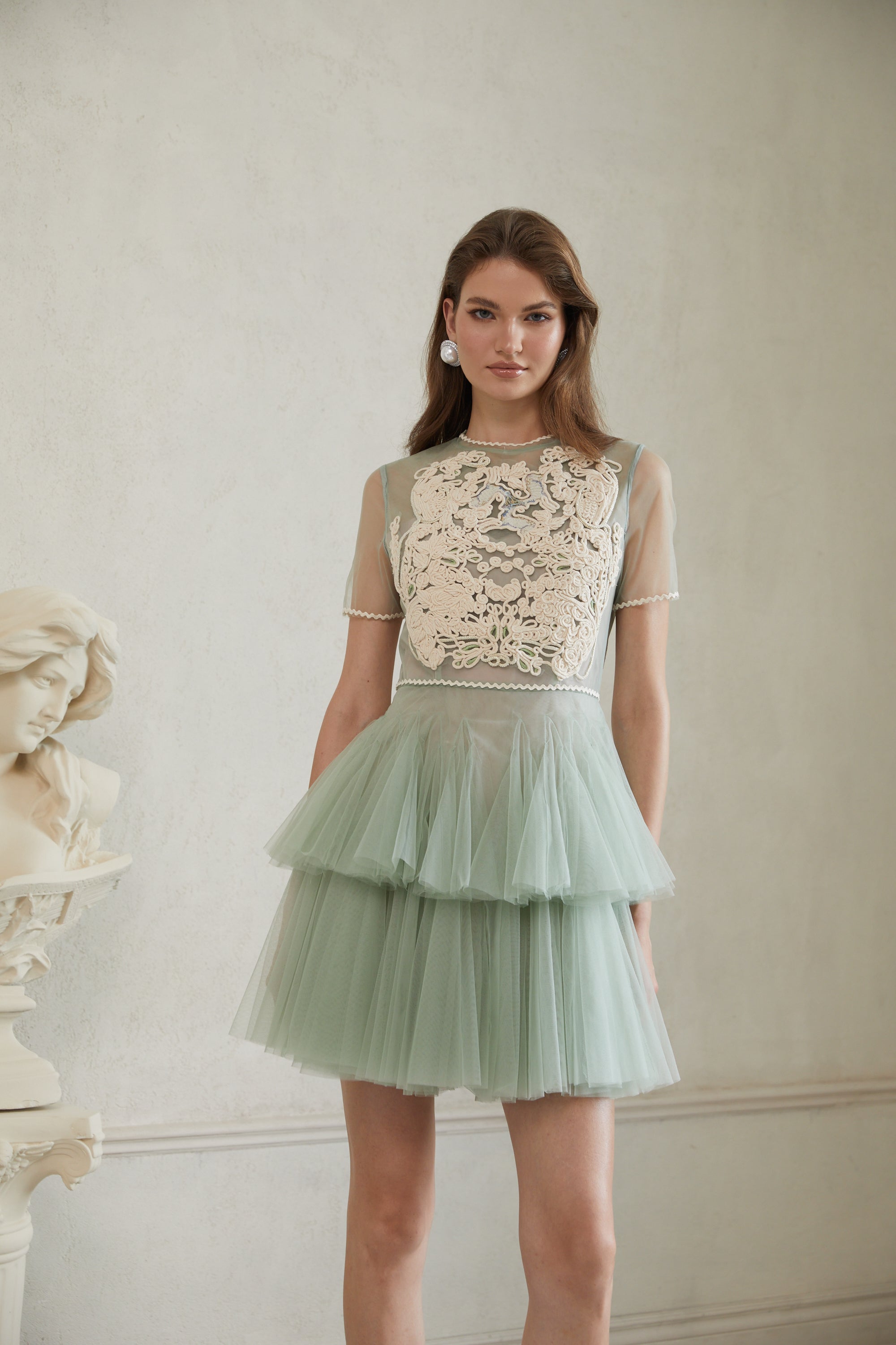 Aikaterini – Grünes Minikleid aus geflochtenem Tüll mit Blumenmuster