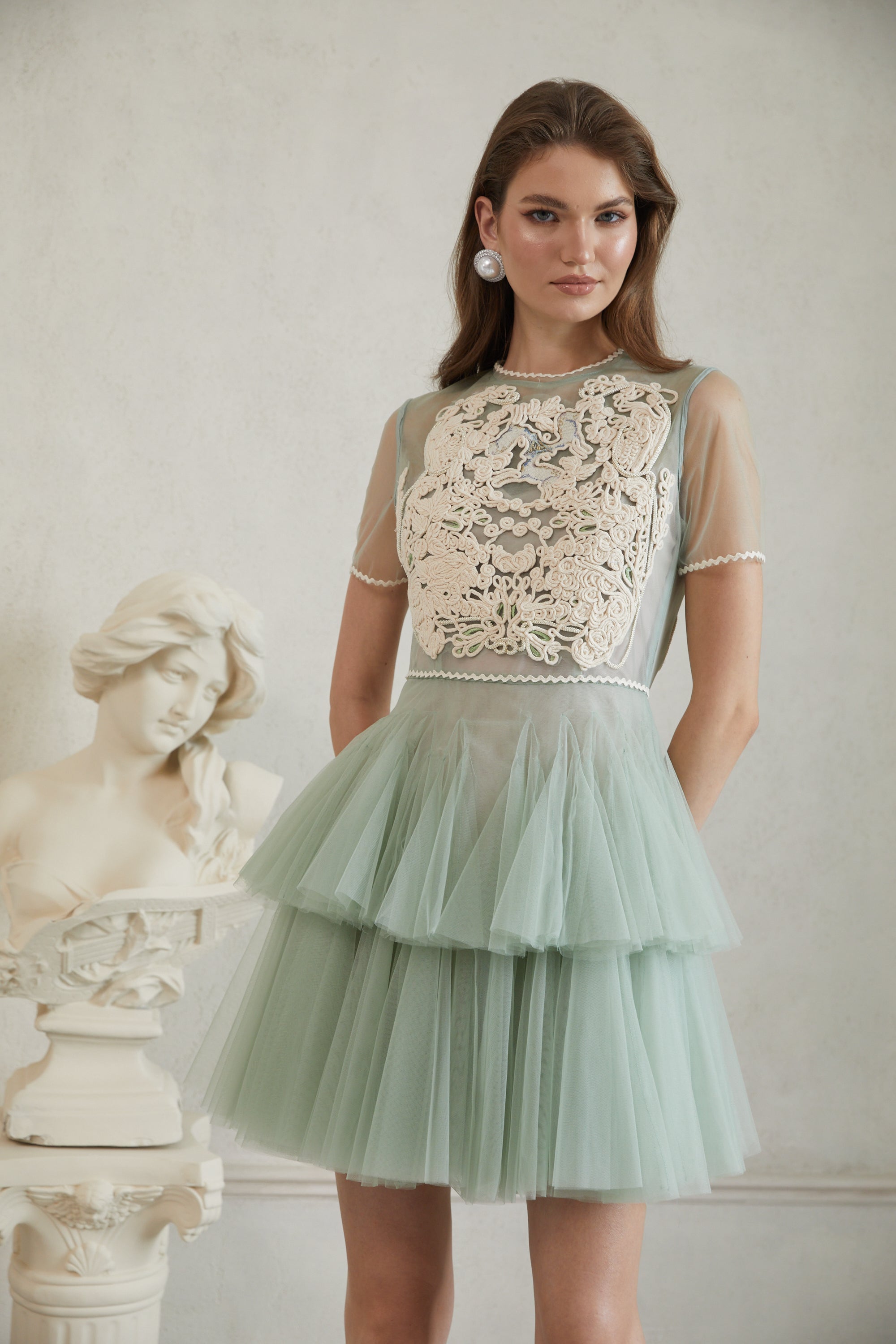 Aikaterini – Grünes Minikleid aus geflochtenem Tüll mit Blumenmuster