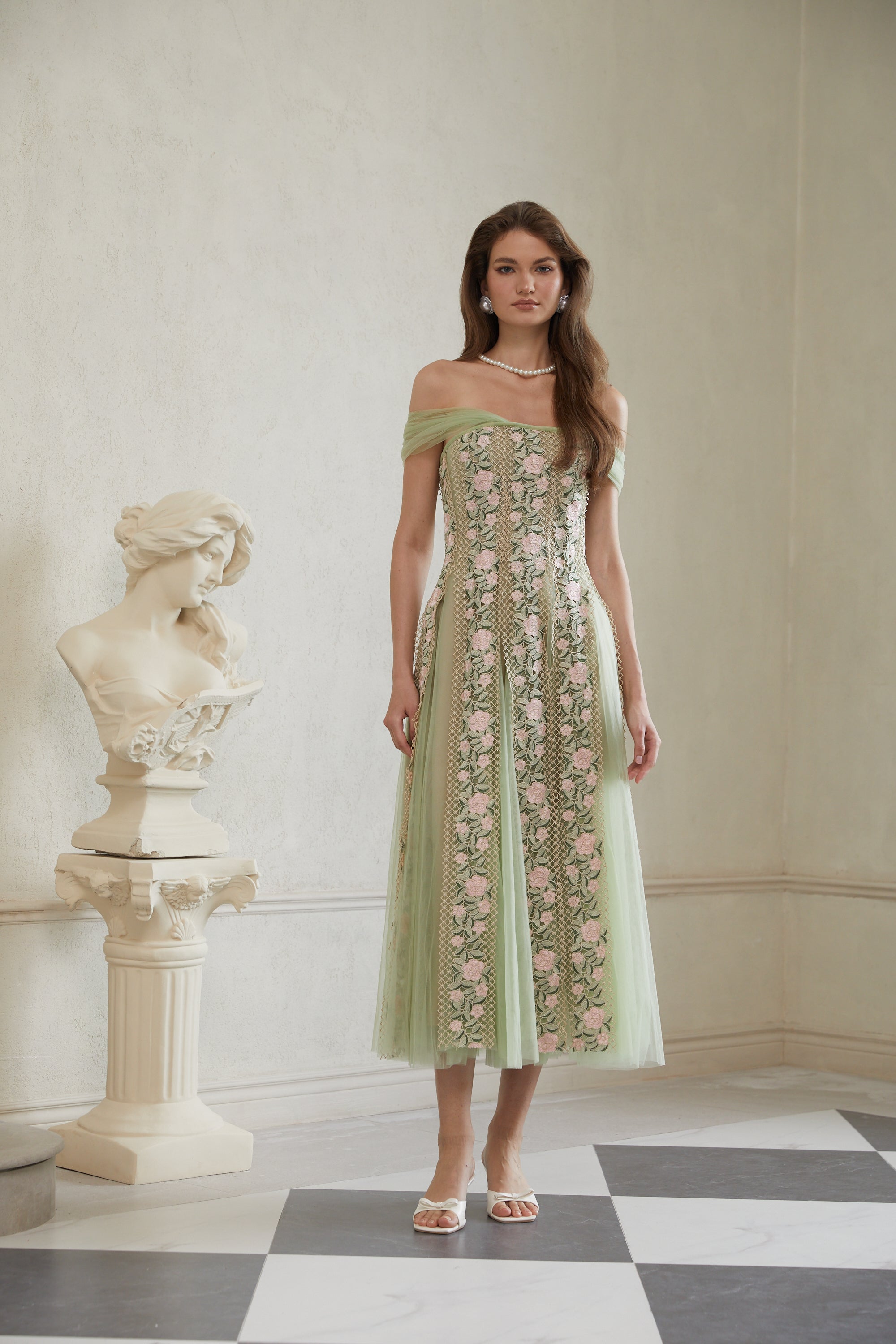 Eleni – Grünes Midikleid mit Tülleinsatz und Blumenmuster