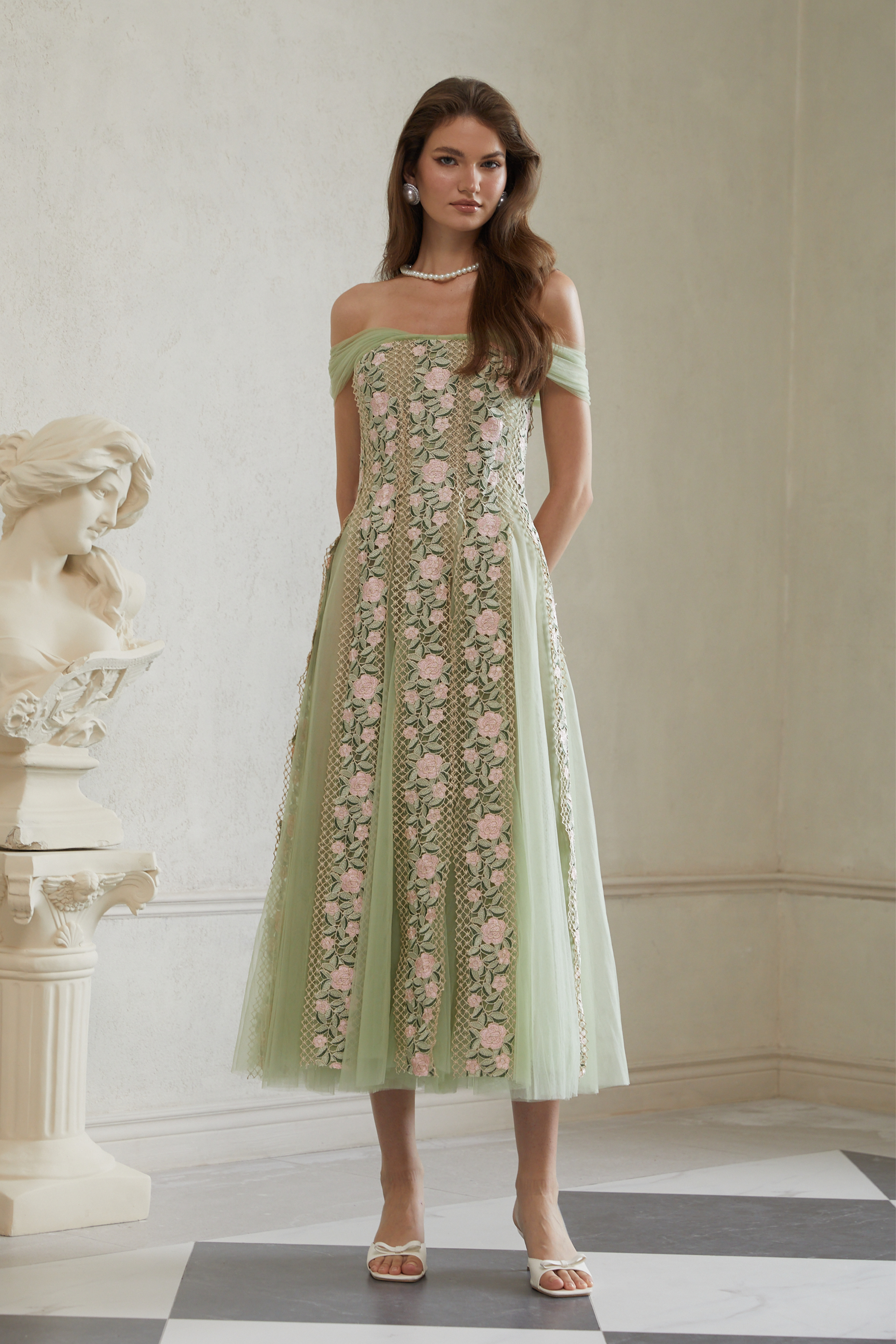Eleni – Grünes Midikleid mit Tülleinsatz und Blumenmuster