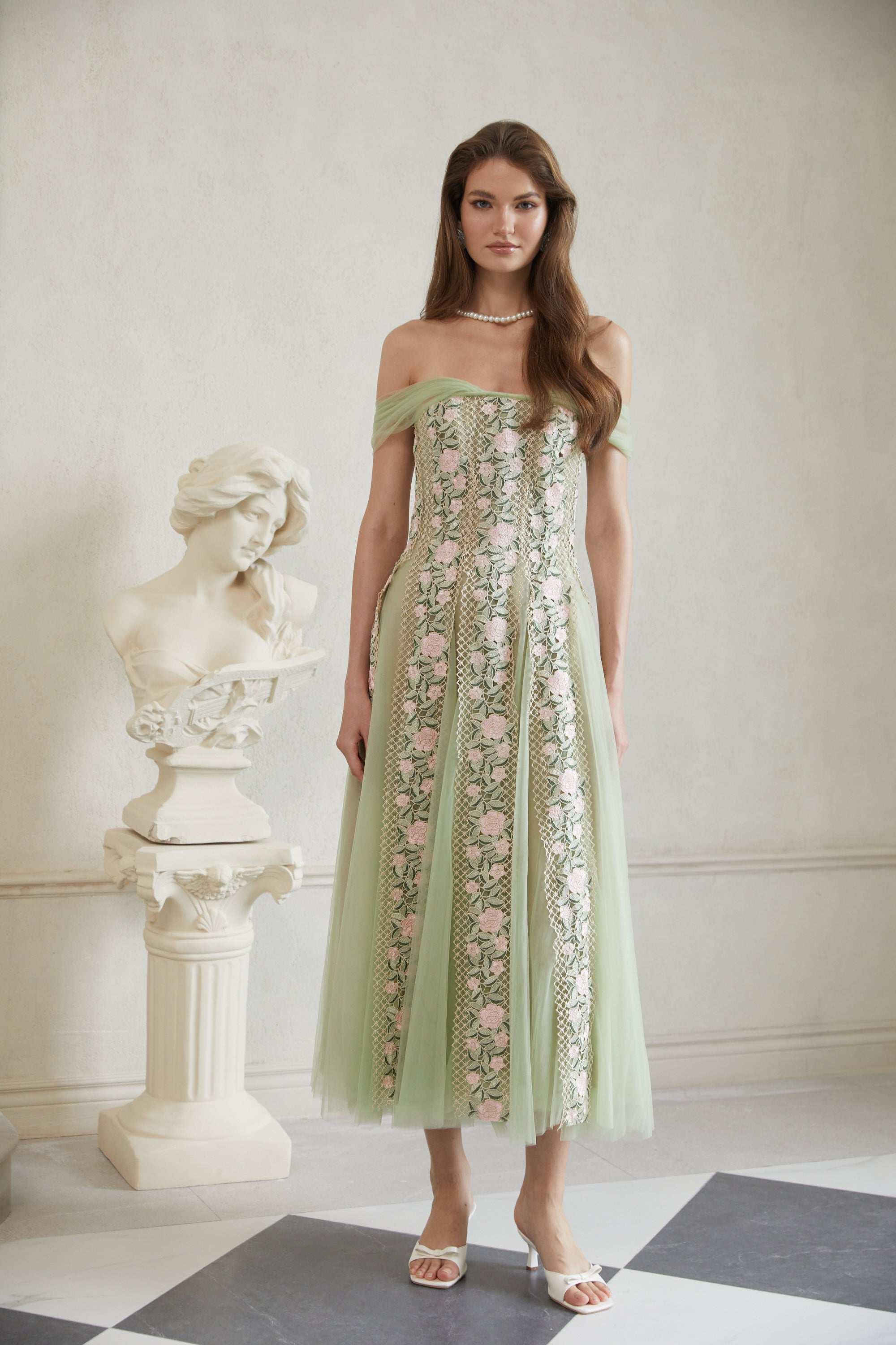 Eleni – Grünes Midikleid mit Tülleinsatz und Blumenmuster