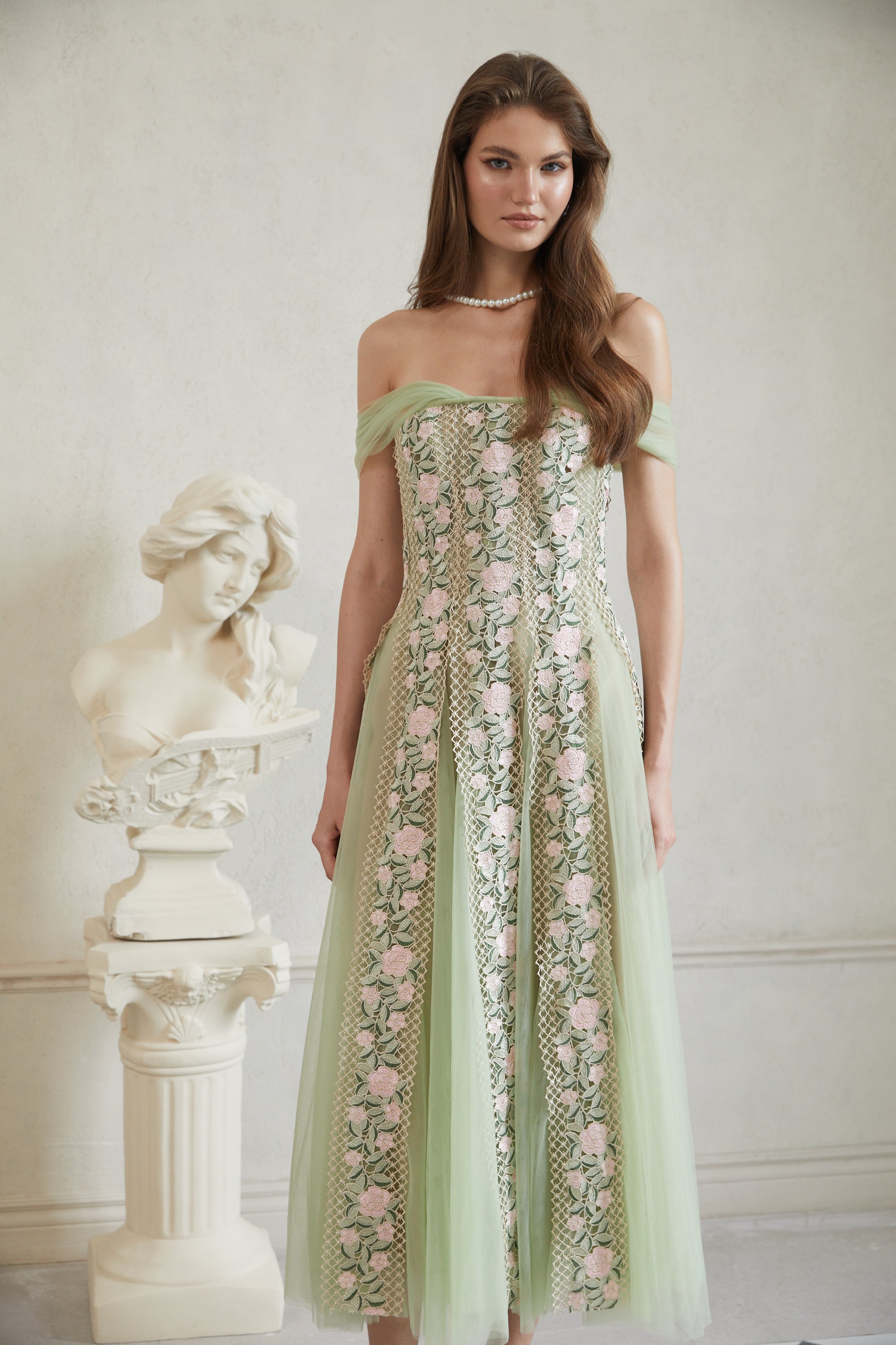Eleni – Grünes Midikleid mit Tülleinsatz und Blumenmuster