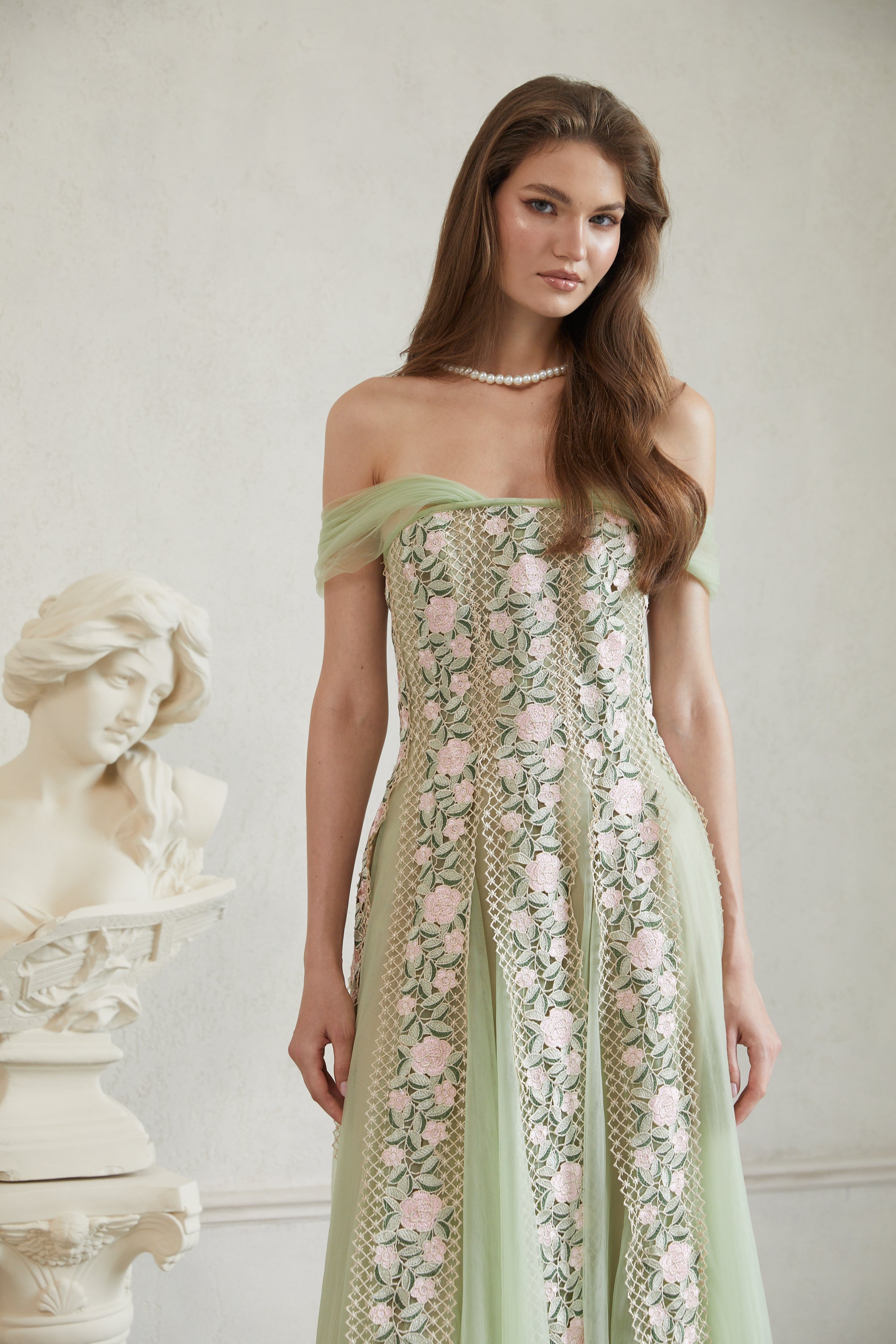 Eleni – Grünes Midikleid mit Tülleinsatz und Blumenmuster