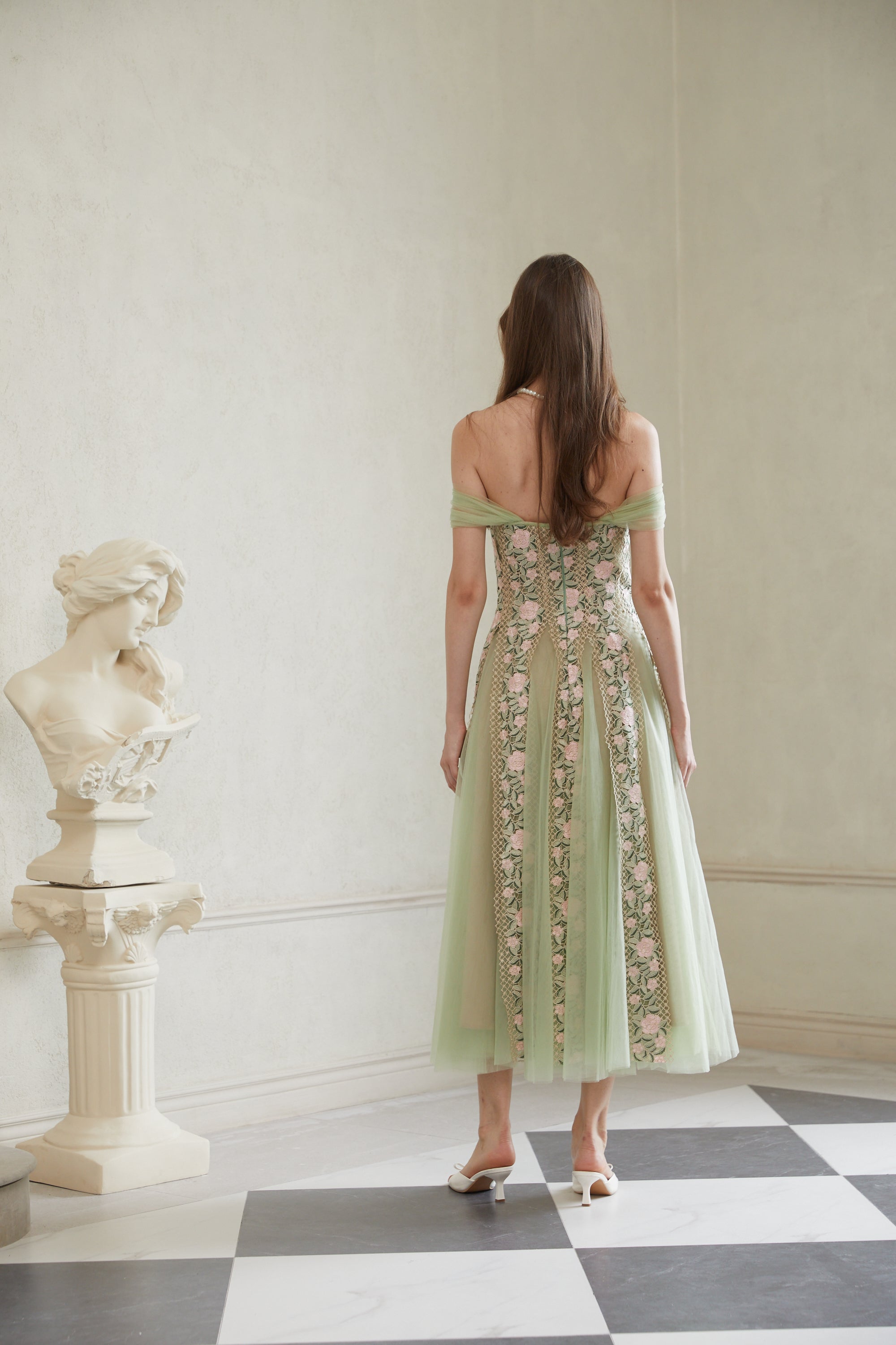 Eleni – Grünes Midikleid mit Tülleinsatz und Blumenmuster