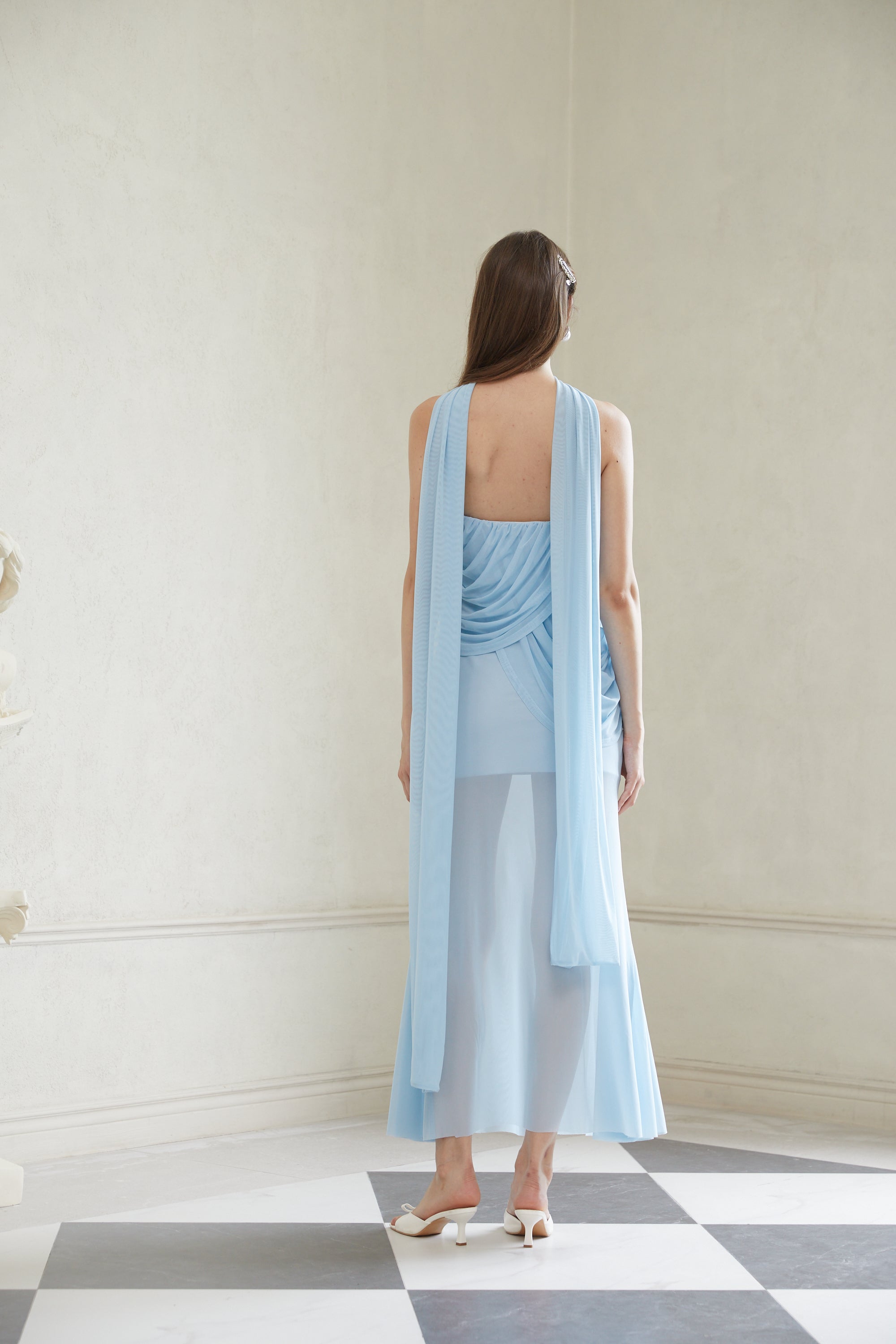 Gaia – Blaues, gerüschtes Maxikleid aus Netzstoff