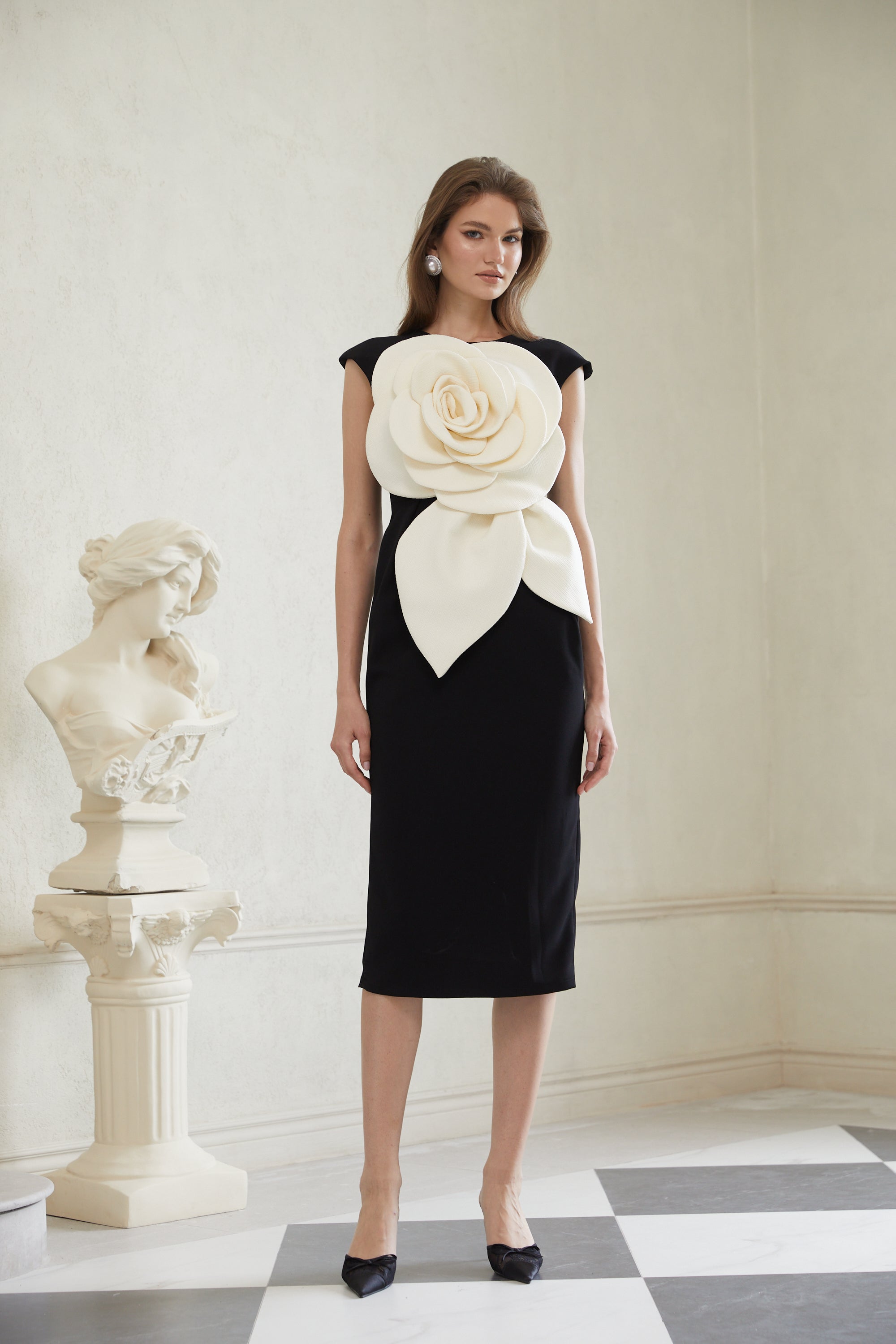 Aurélienne – Schwarzes Midi-Bleistiftkleid mit 3D-Blütenblättern