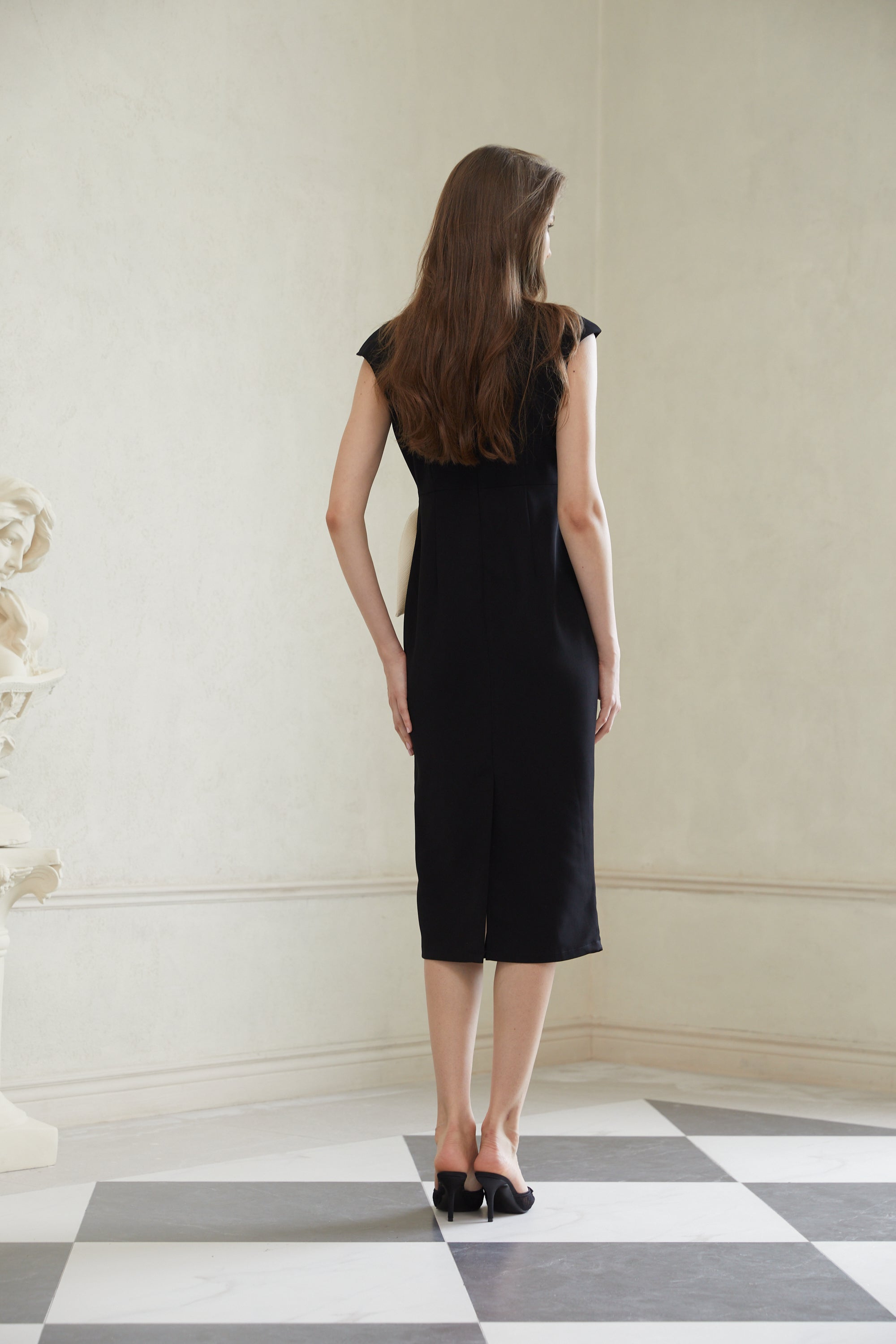 Aurélienne – Schwarzes Midi-Bleistiftkleid mit 3D-Blütenblättern