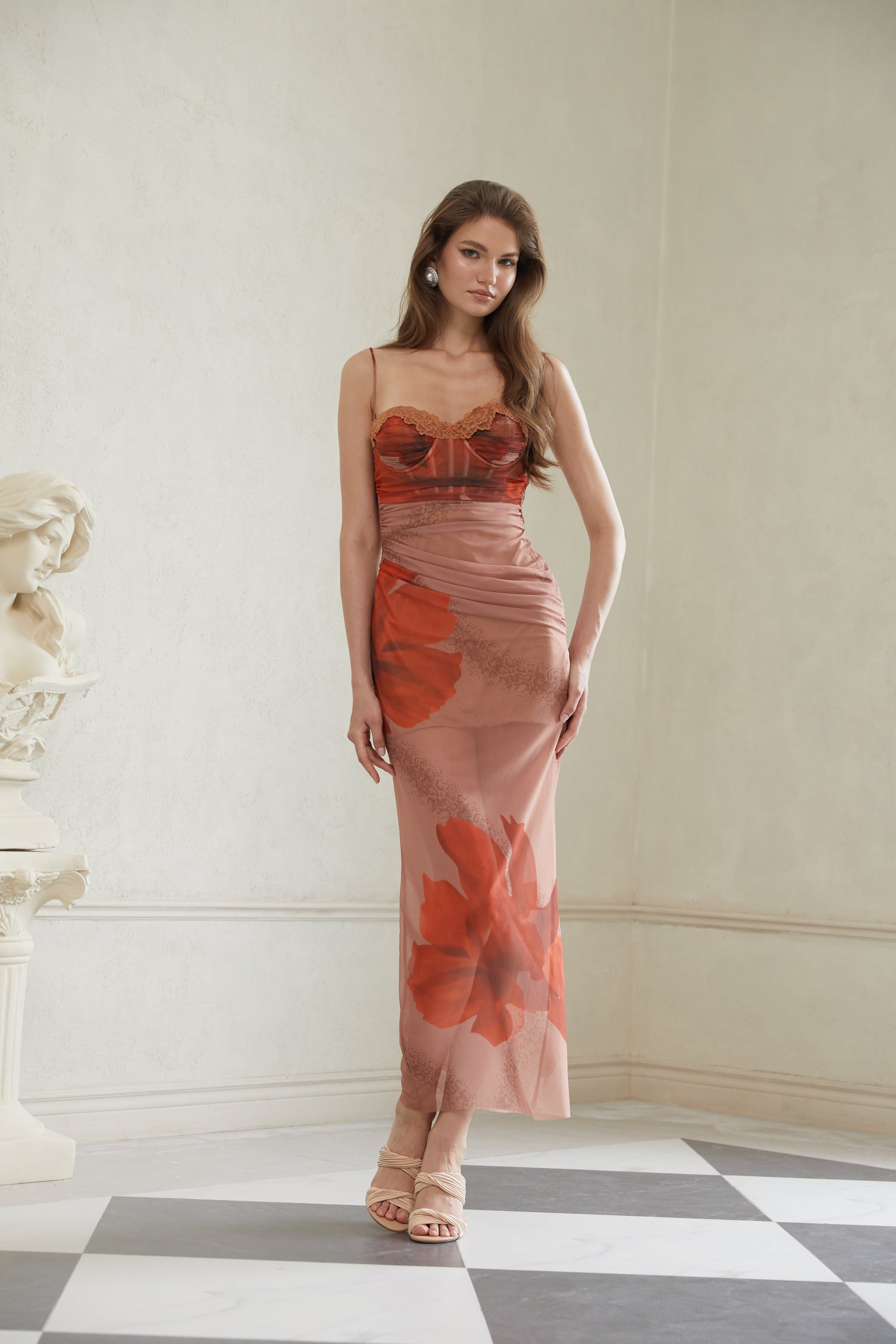 فستان ماكسي شبكي بطبعة زهور بني لامع