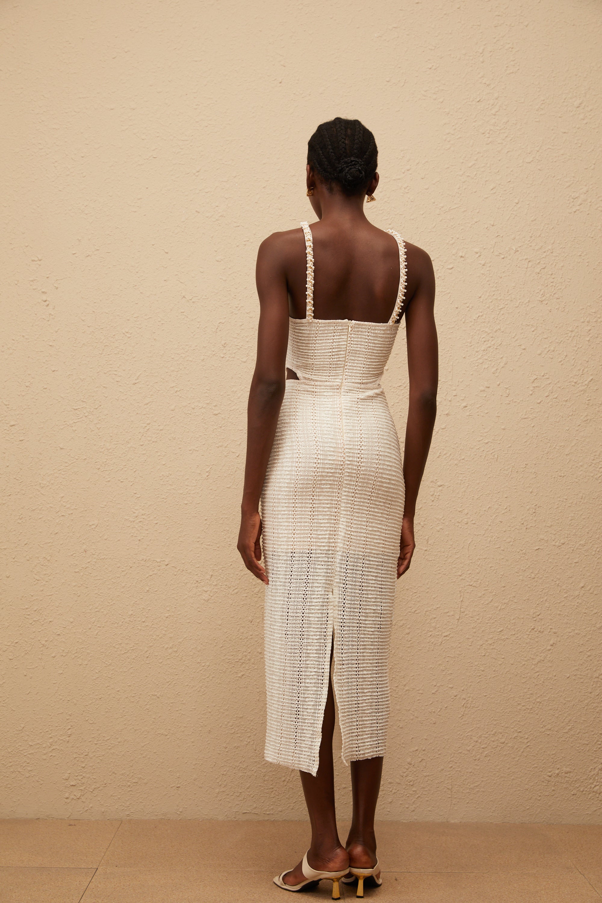 فستان يولالي متوسط الطول من الدانتيل باللون الأبيض العاجي