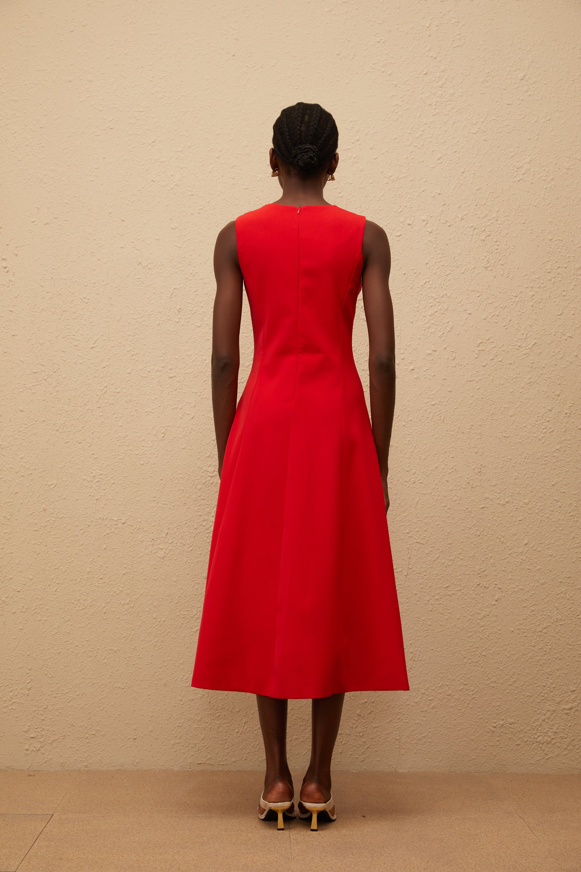 Mackenzie – Rotes Midikleid mit Blumenstickerei