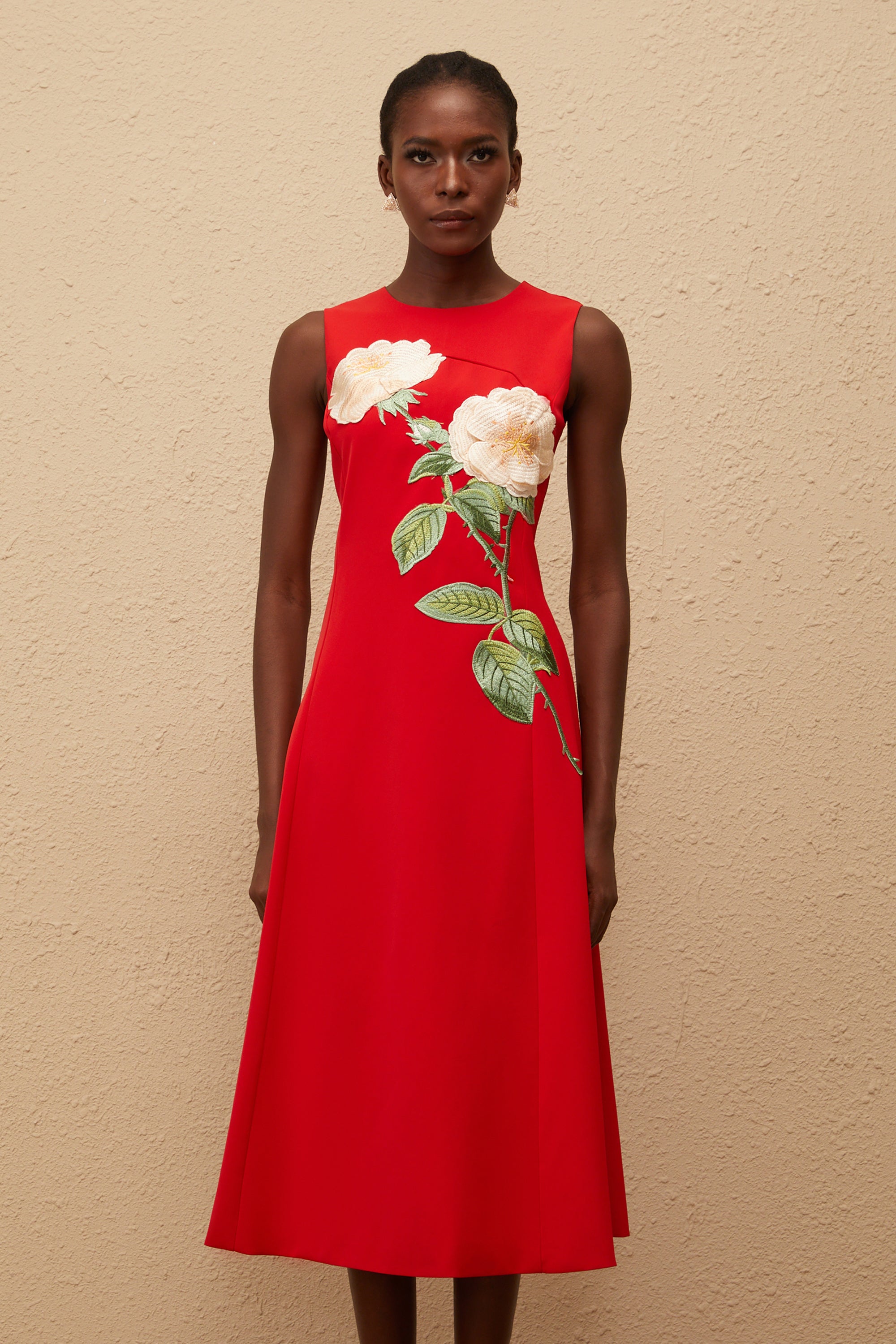 Mackenzie – Rotes Midikleid mit Blumenstickerei