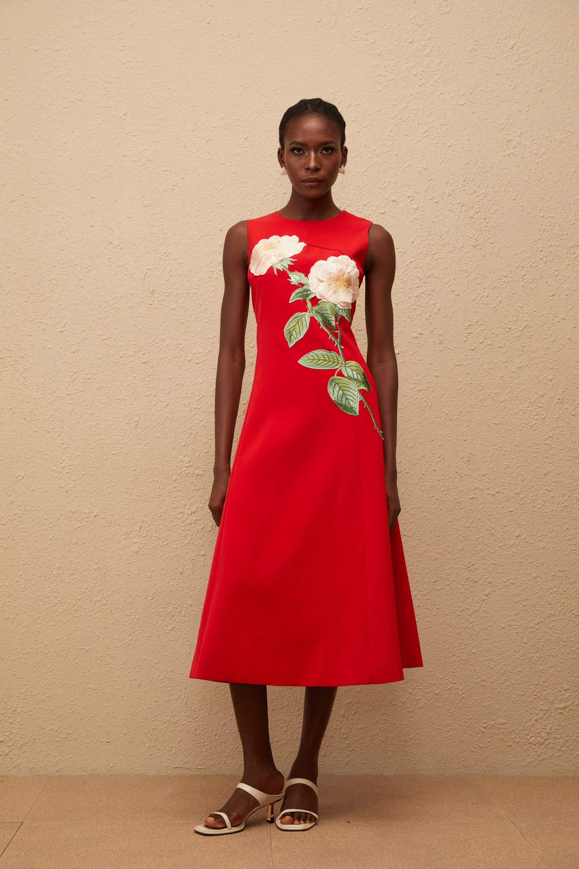 Mackenzie – Rotes Midikleid mit Blumenstickerei