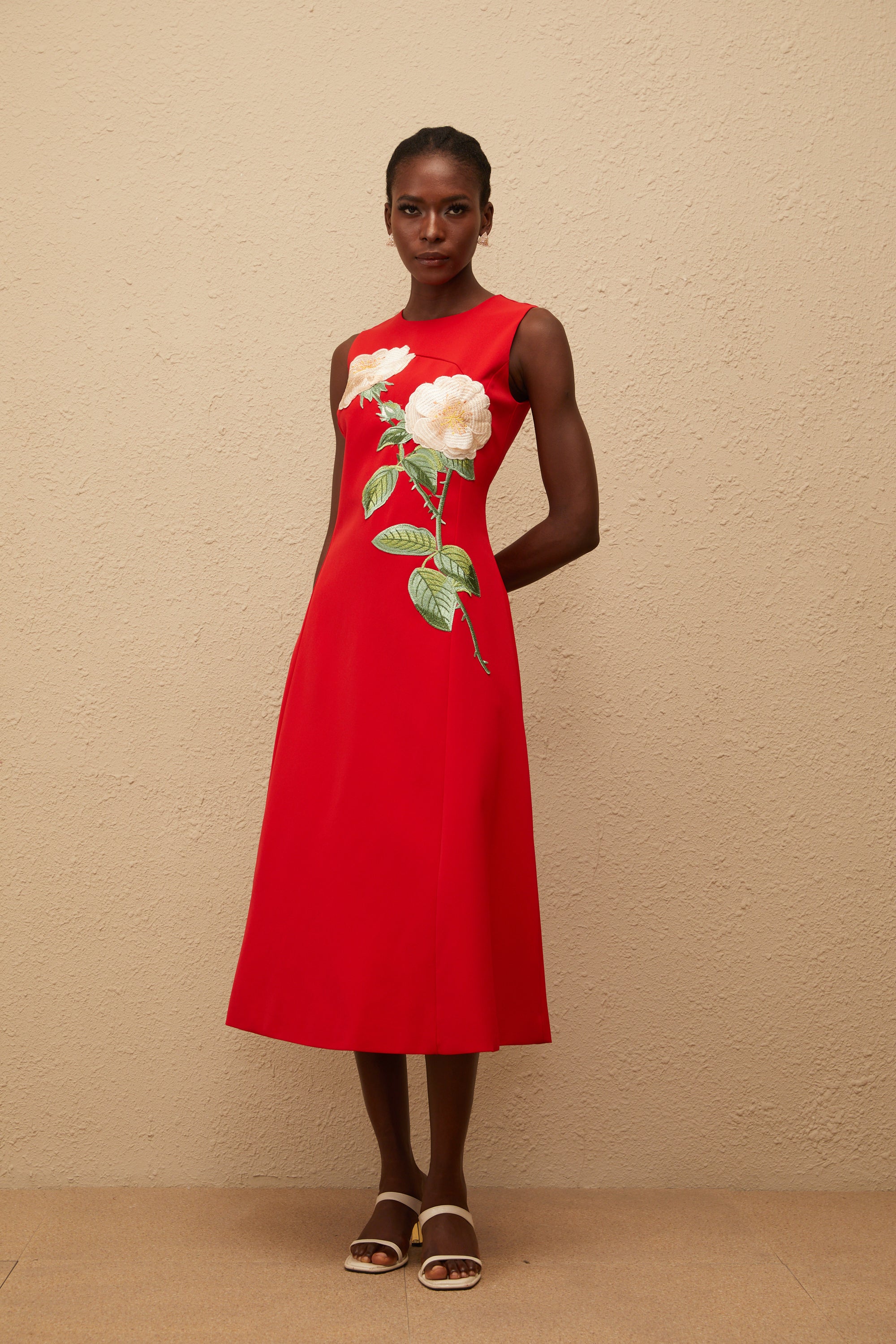 Mackenzie – Rotes Midikleid mit Blumenstickerei