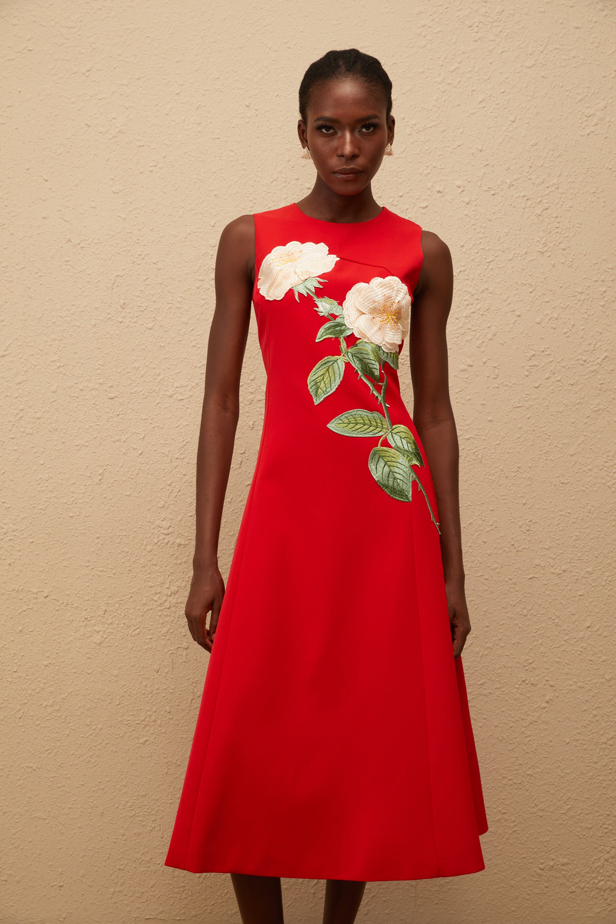 Mackenzie – Rotes Midikleid mit Blumenstickerei