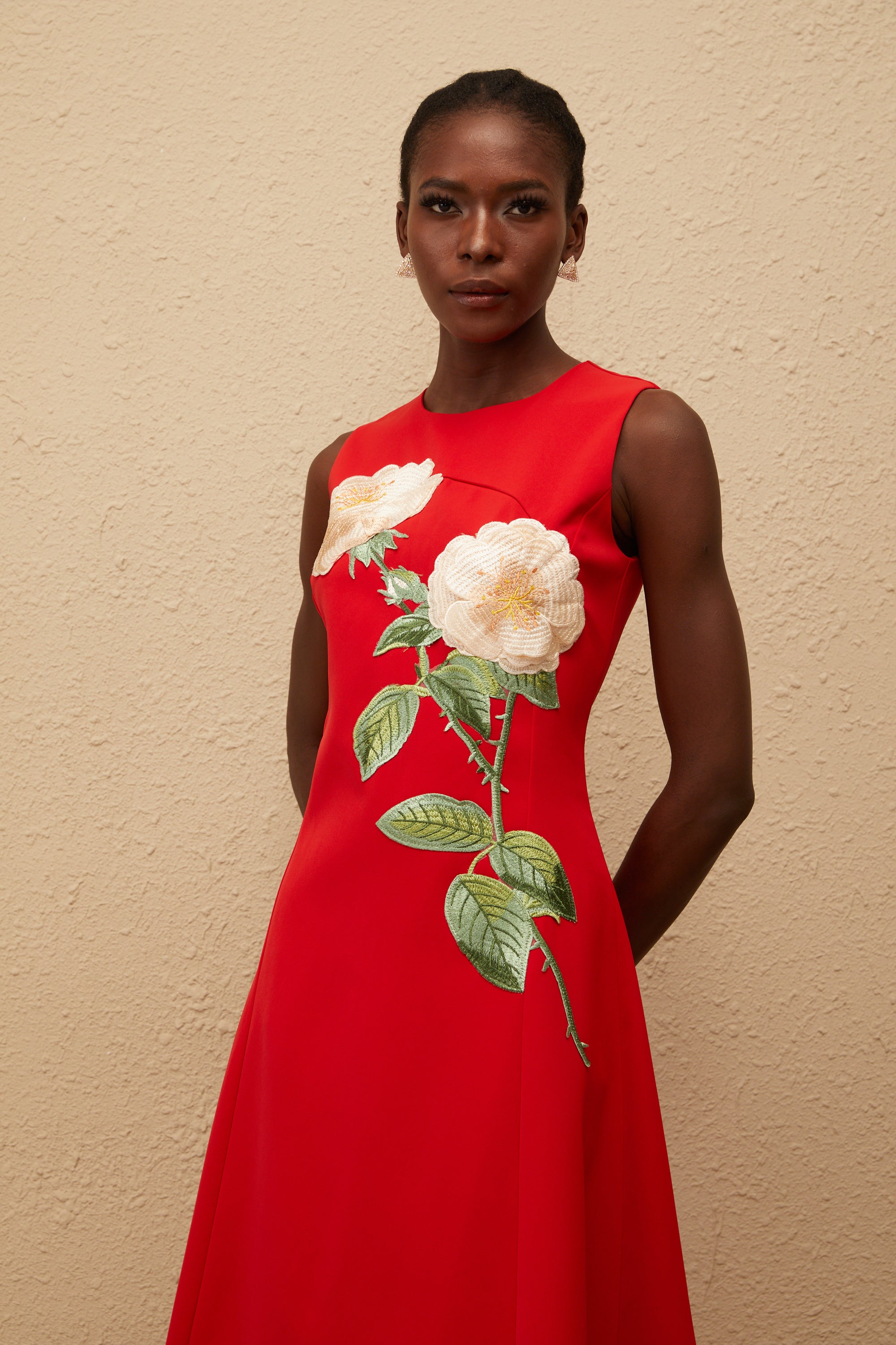 Mackenzie – Rotes Midikleid mit Blumenstickerei