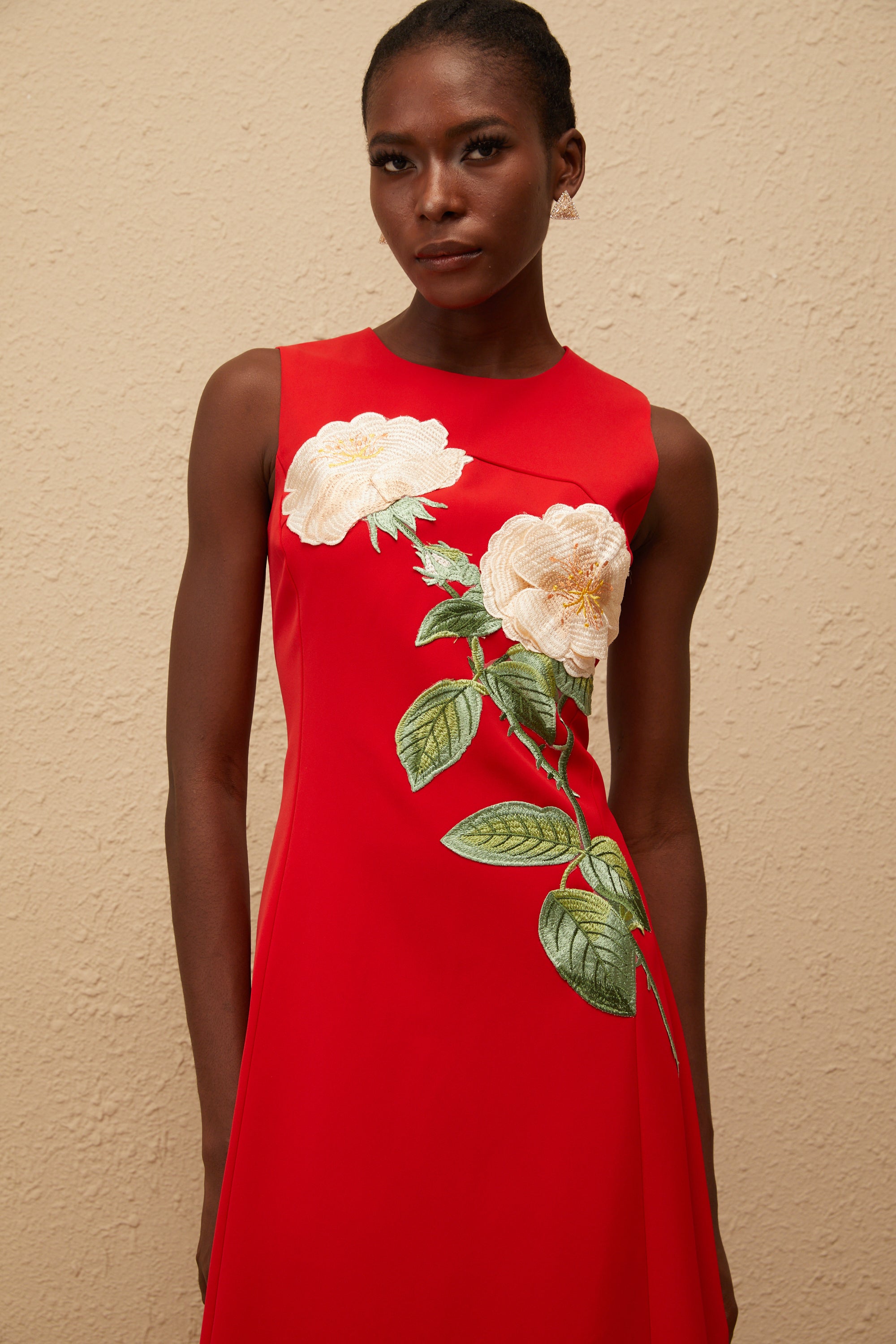 Mackenzie – Rotes Midikleid mit Blumenstickerei