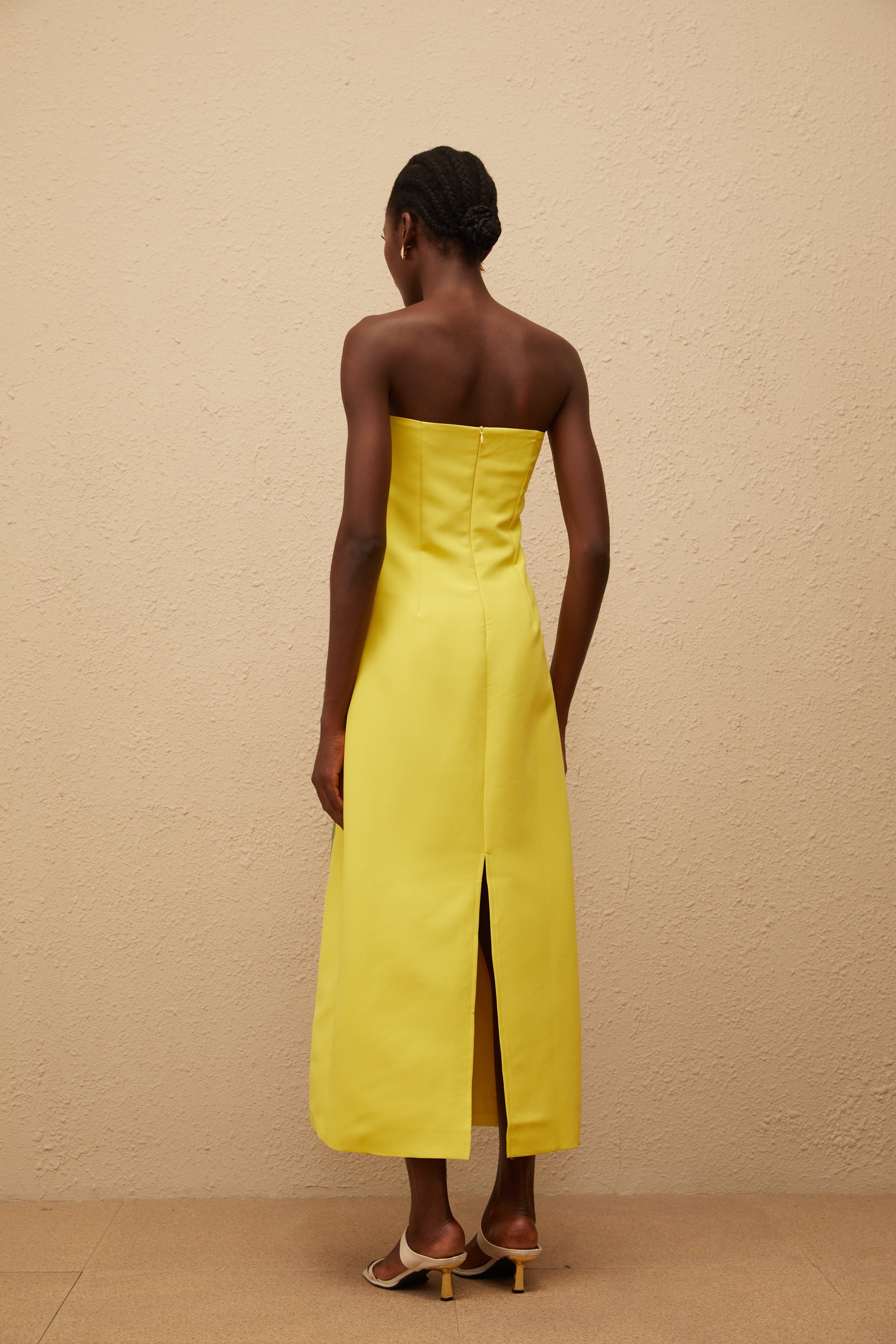 فستان إيرين متوسط الطول مكشوف الكتفين مطرز بالترتر باللون الأصفر