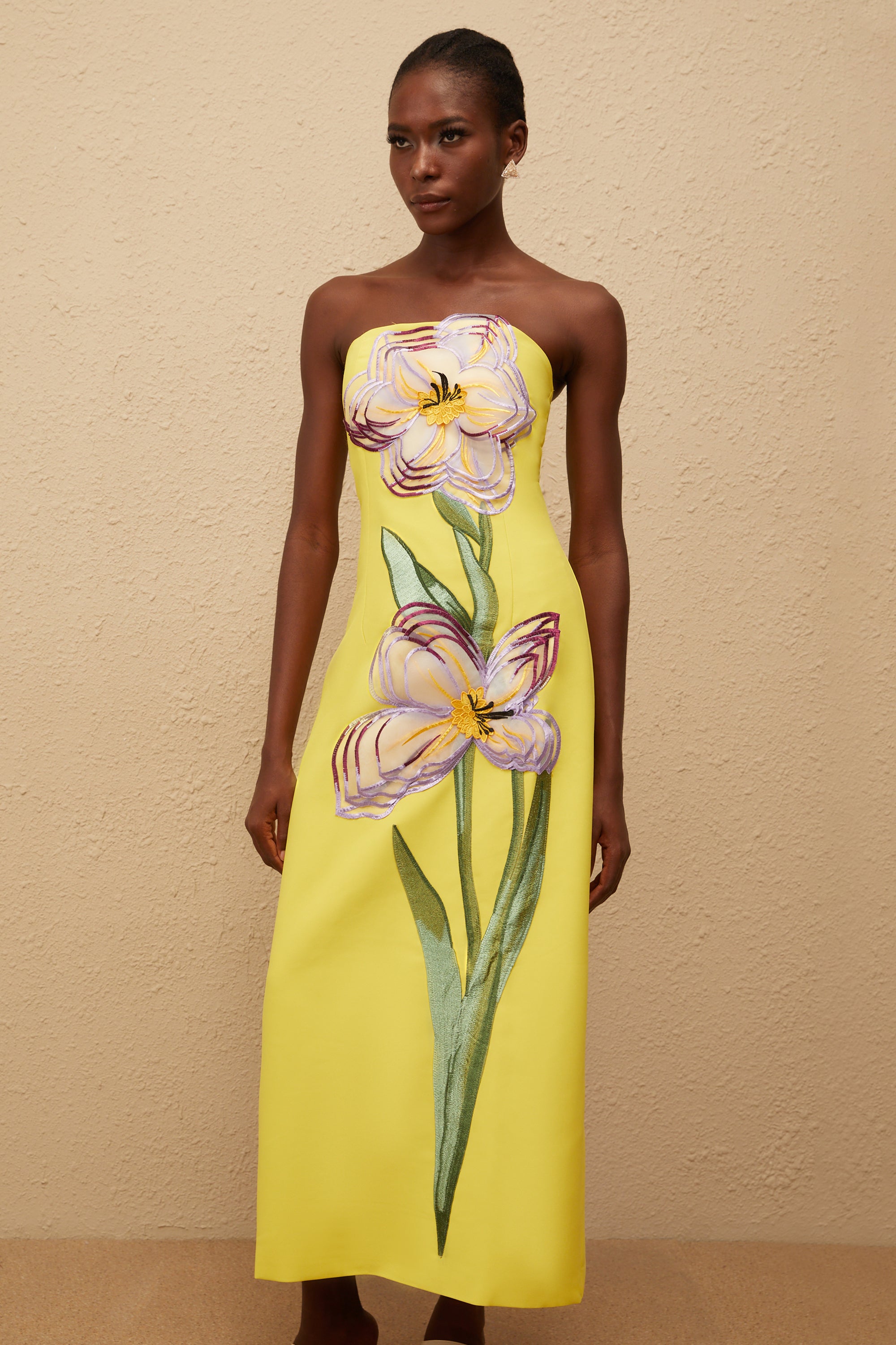 فستان إيرين متوسط الطول مكشوف الكتفين مطرز بالترتر باللون الأصفر