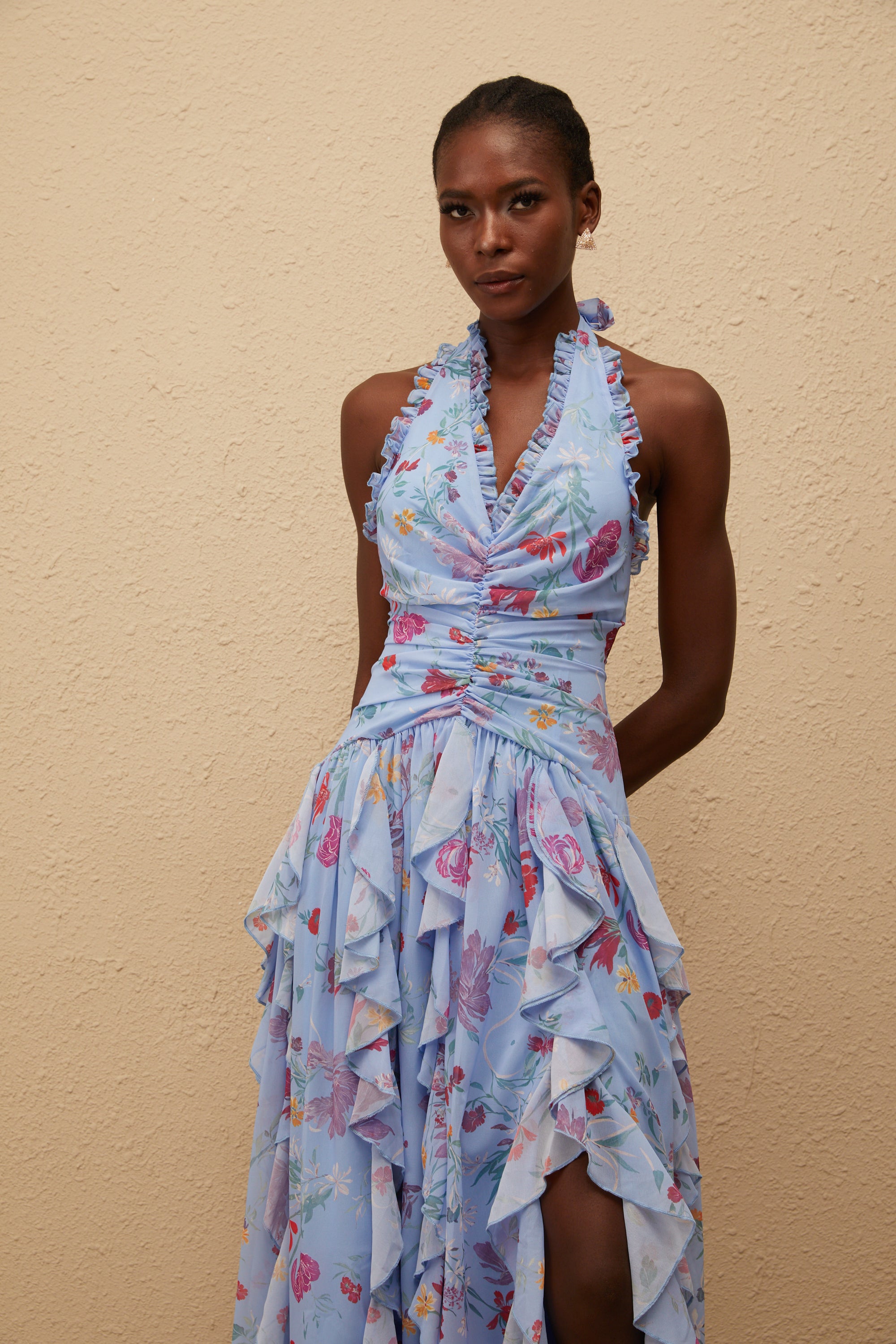 Thaïs – Blaues Maxikleid mit Rüschen und Blumenmuster