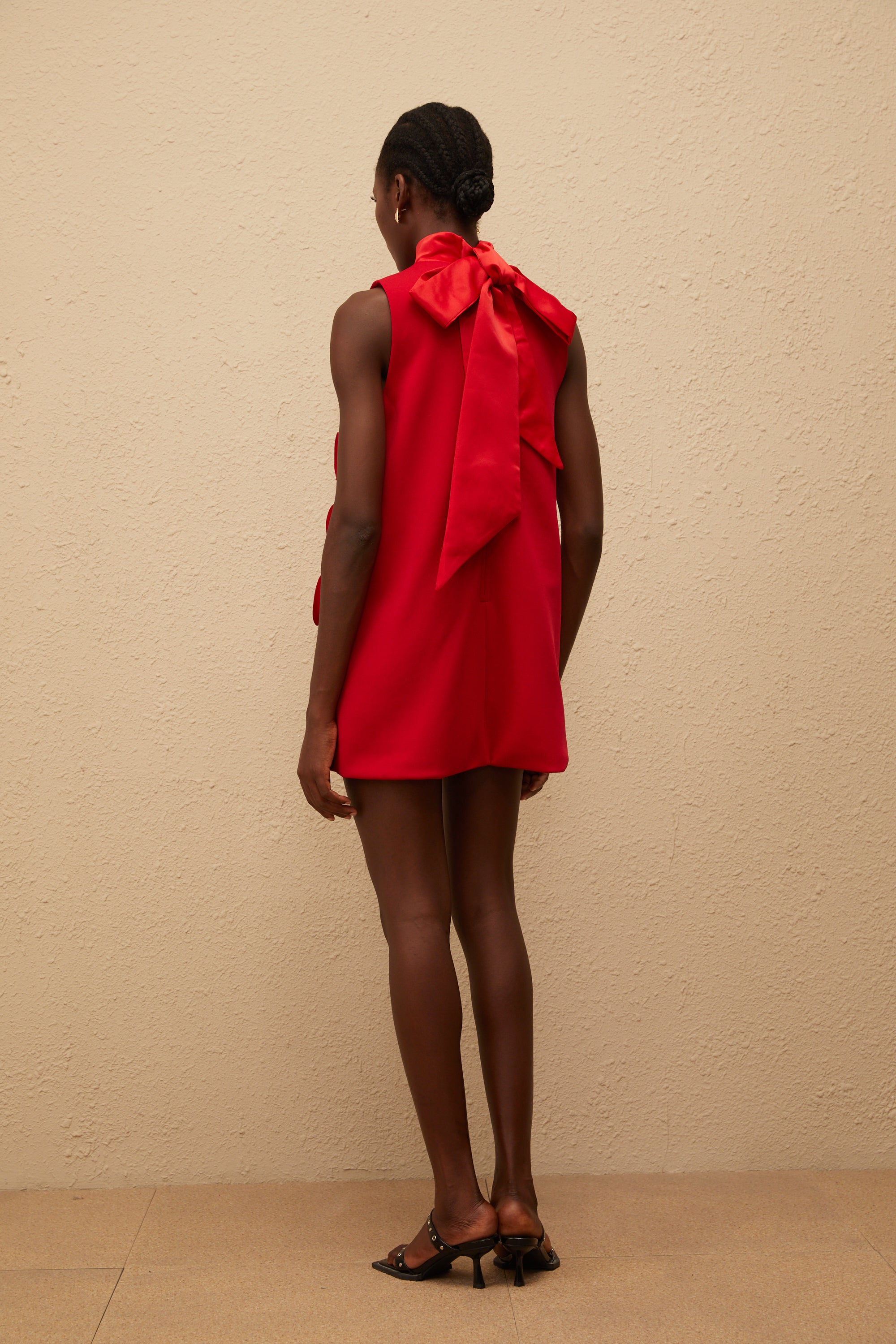 فستان قصير مزين بالورود الحمراء من Ysandre