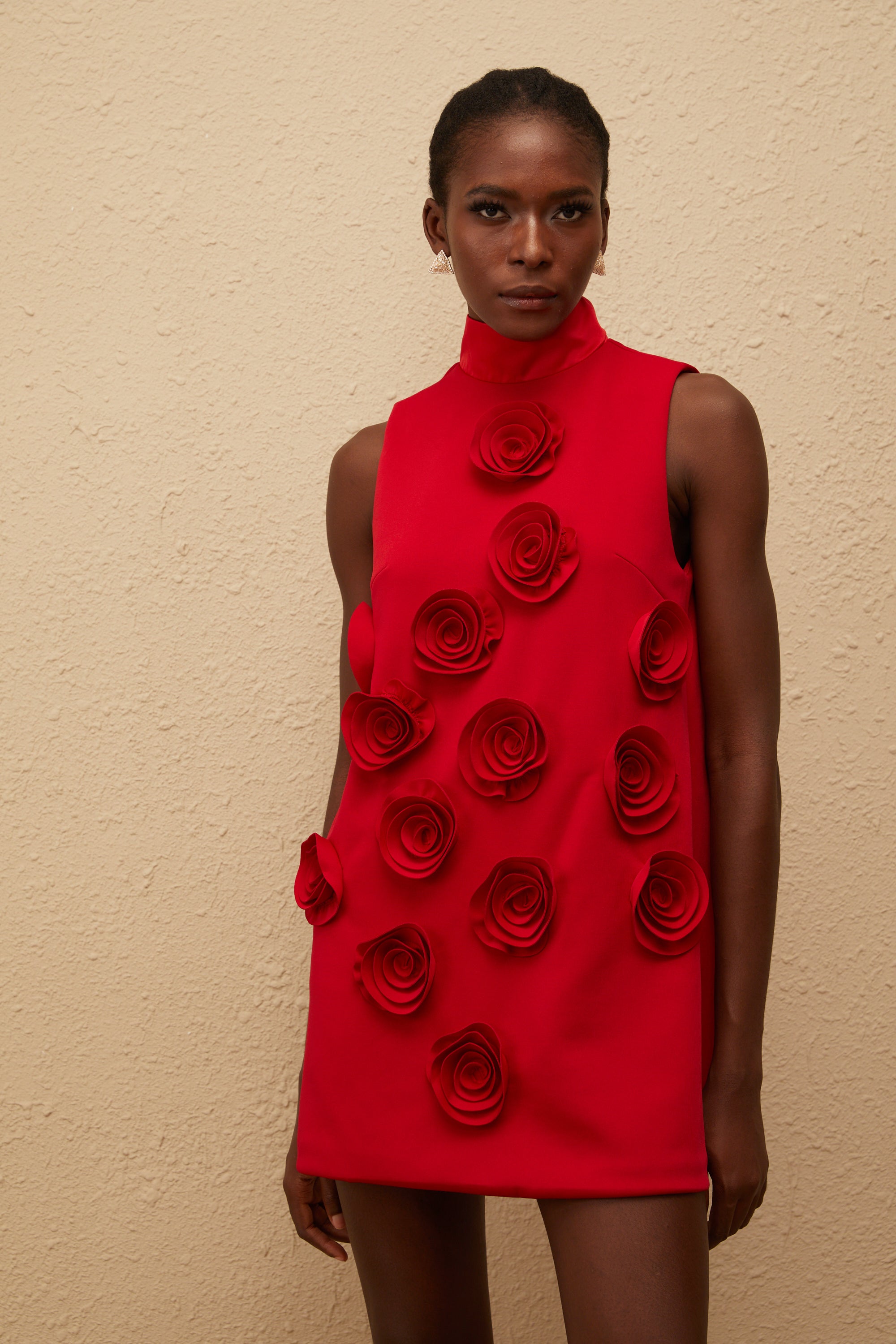 فستان قصير مزين بالورود الحمراء من Ysandre