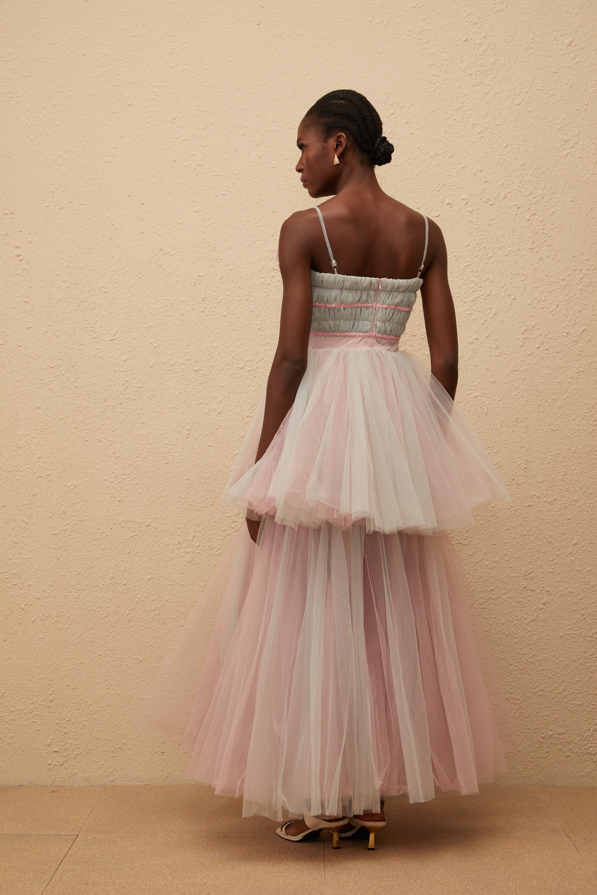 فستان هيرميون الرمادي الطويل من التول ثلاثي الأبعاد