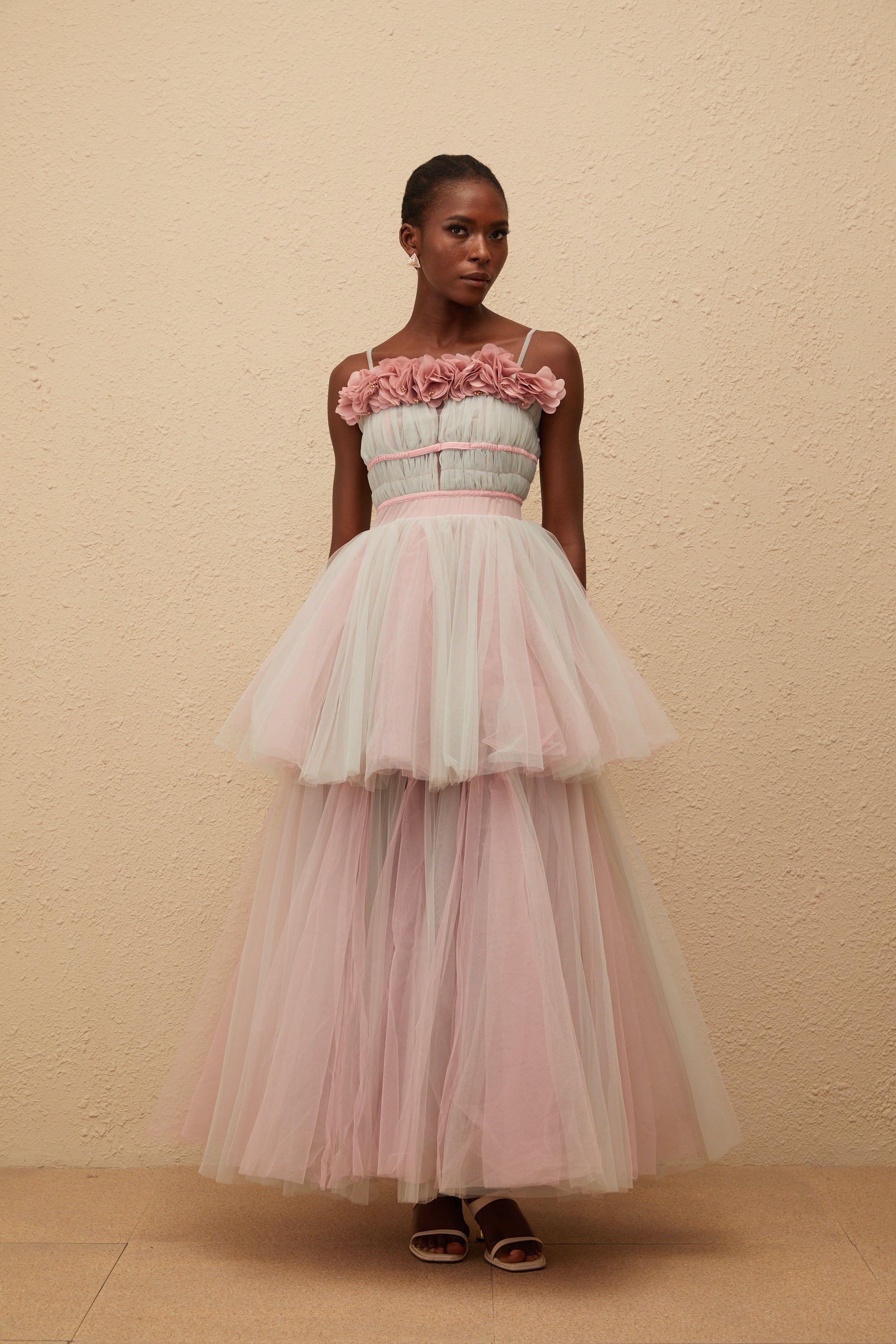 فستان هيرميون الرمادي الطويل من التول ثلاثي الأبعاد