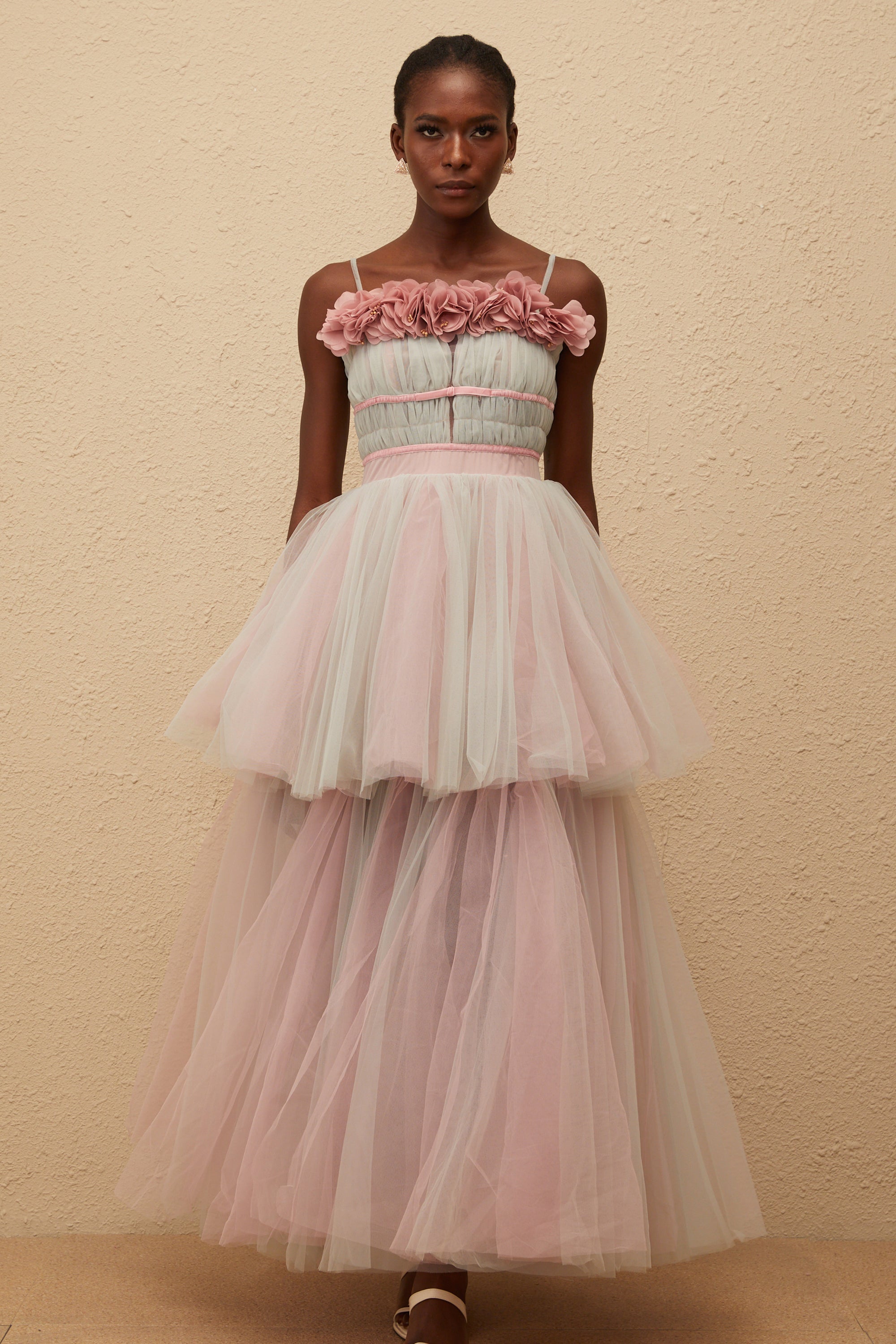 فستان هيرميون الرمادي الطويل من التول ثلاثي الأبعاد