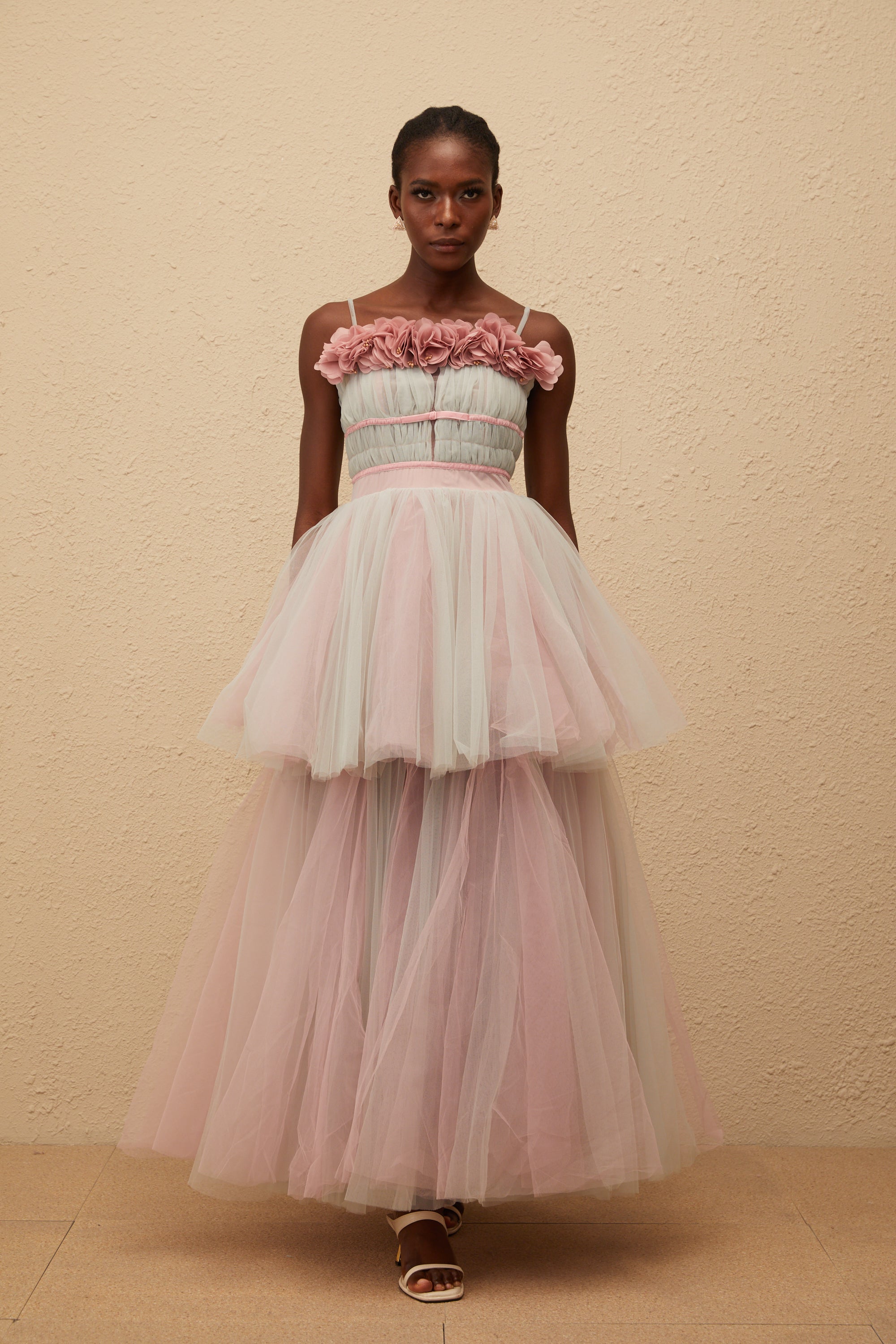 فستان هيرميون الرمادي الطويل من التول ثلاثي الأبعاد