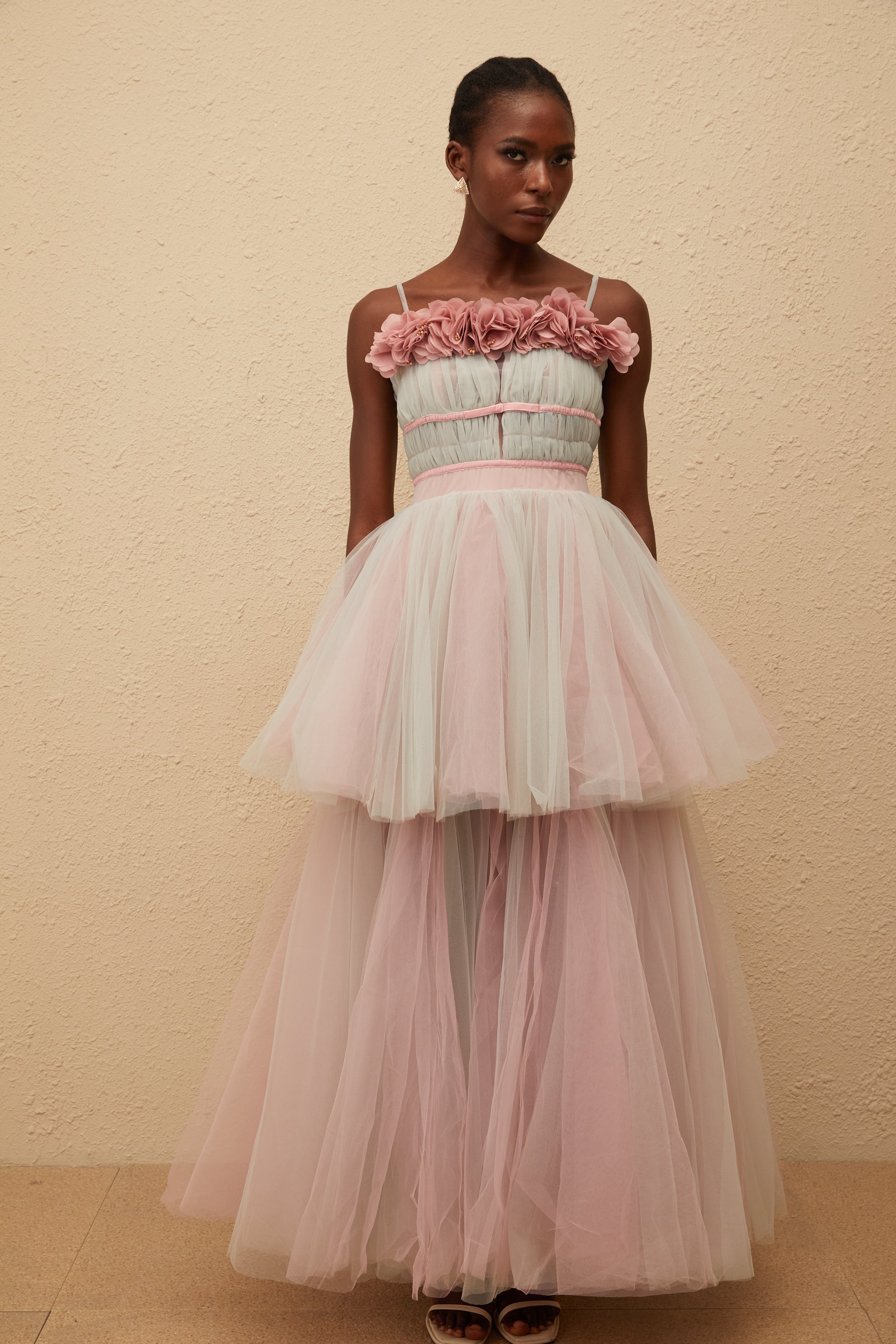 فستان هيرميون الرمادي الطويل من التول ثلاثي الأبعاد