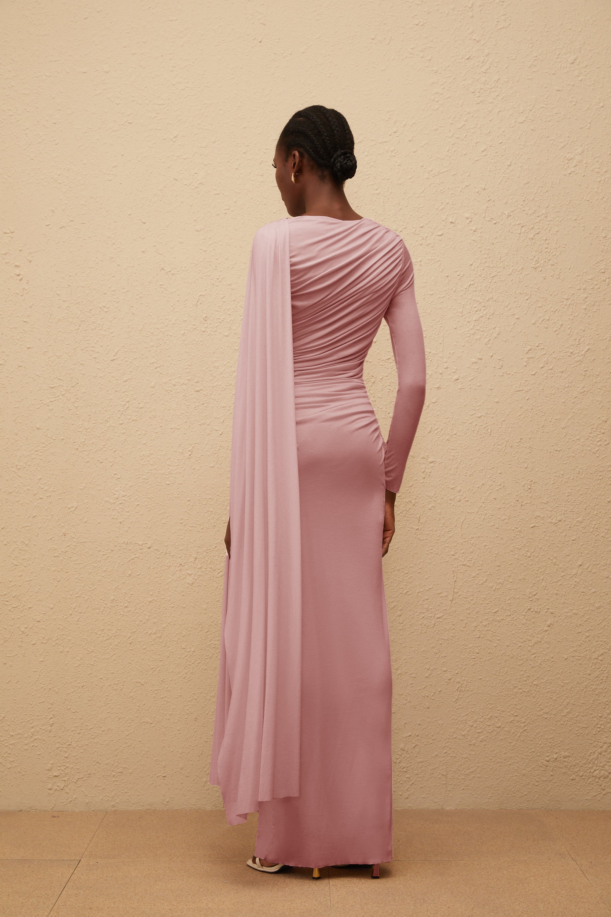 Paloma Pink – Asymmetrisches, gerüschtes Maxikleid aus Strick