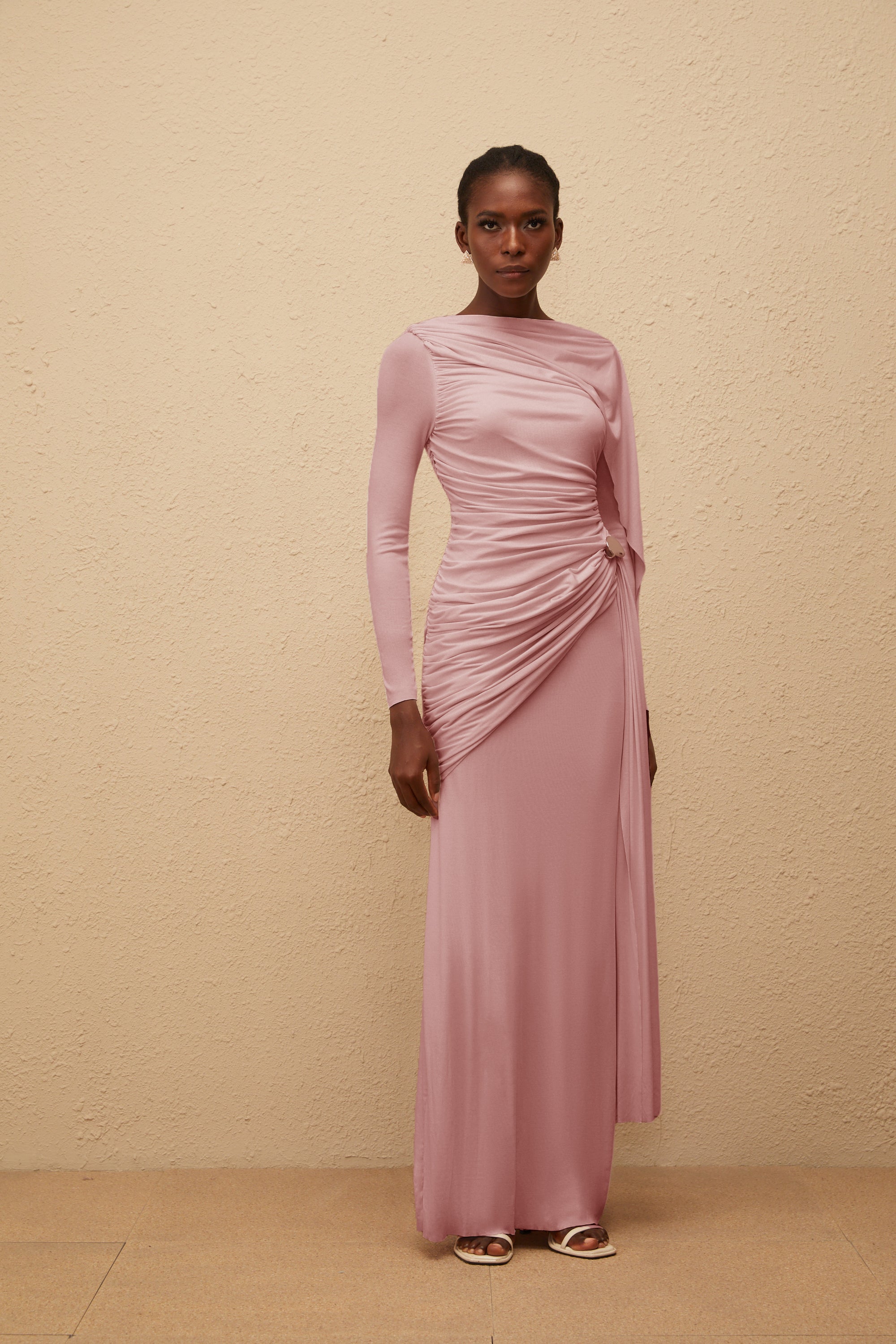 Paloma Pink – Asymmetrisches, gerüschtes Maxikleid aus Strick