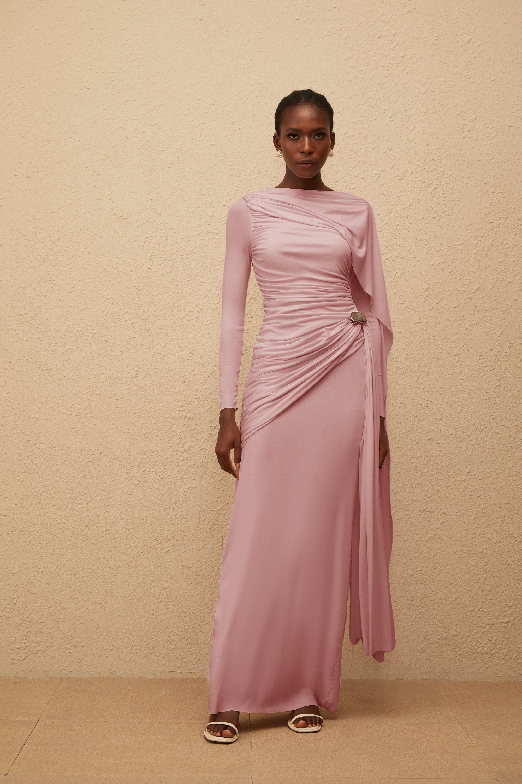 Paloma Pink – Asymmetrisches, gerüschtes Maxikleid aus Strick
