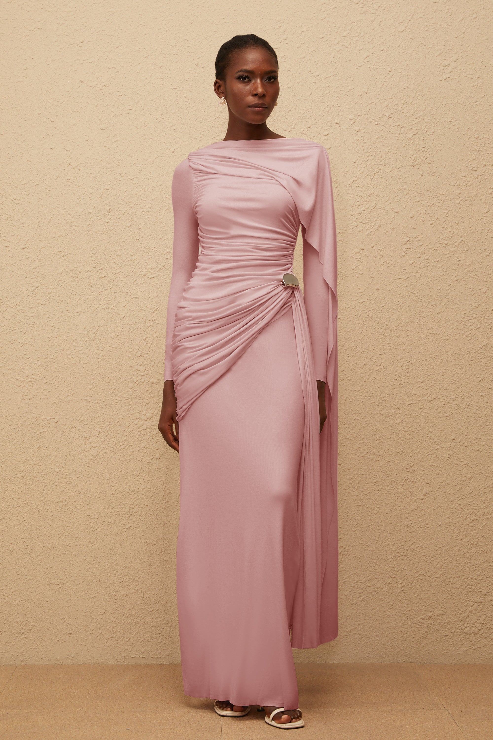 Paloma Pink – Asymmetrisches, gerüschtes Maxikleid aus Strick