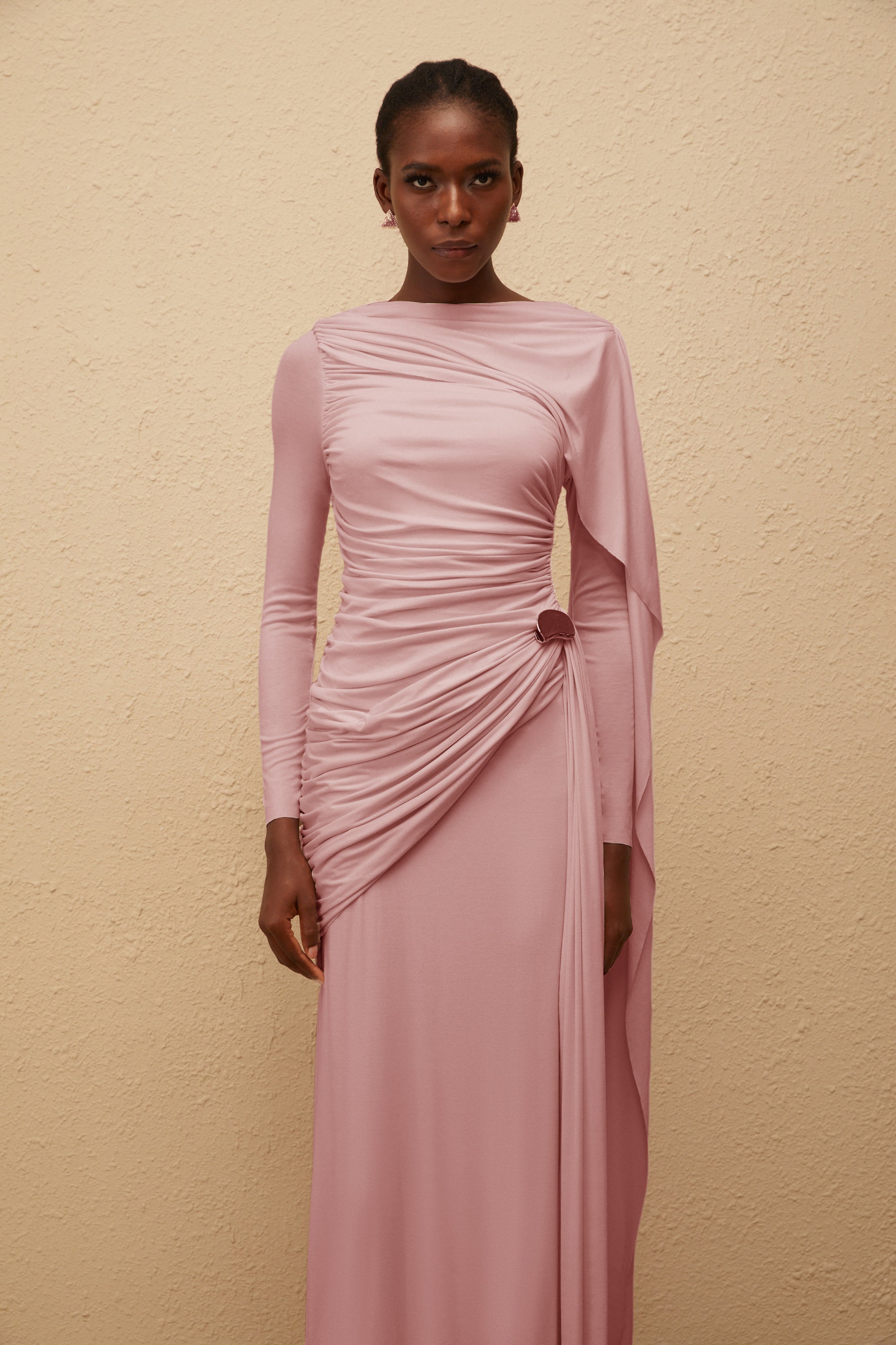 Paloma Pink – Asymmetrisches, gerüschtes Maxikleid aus Strick