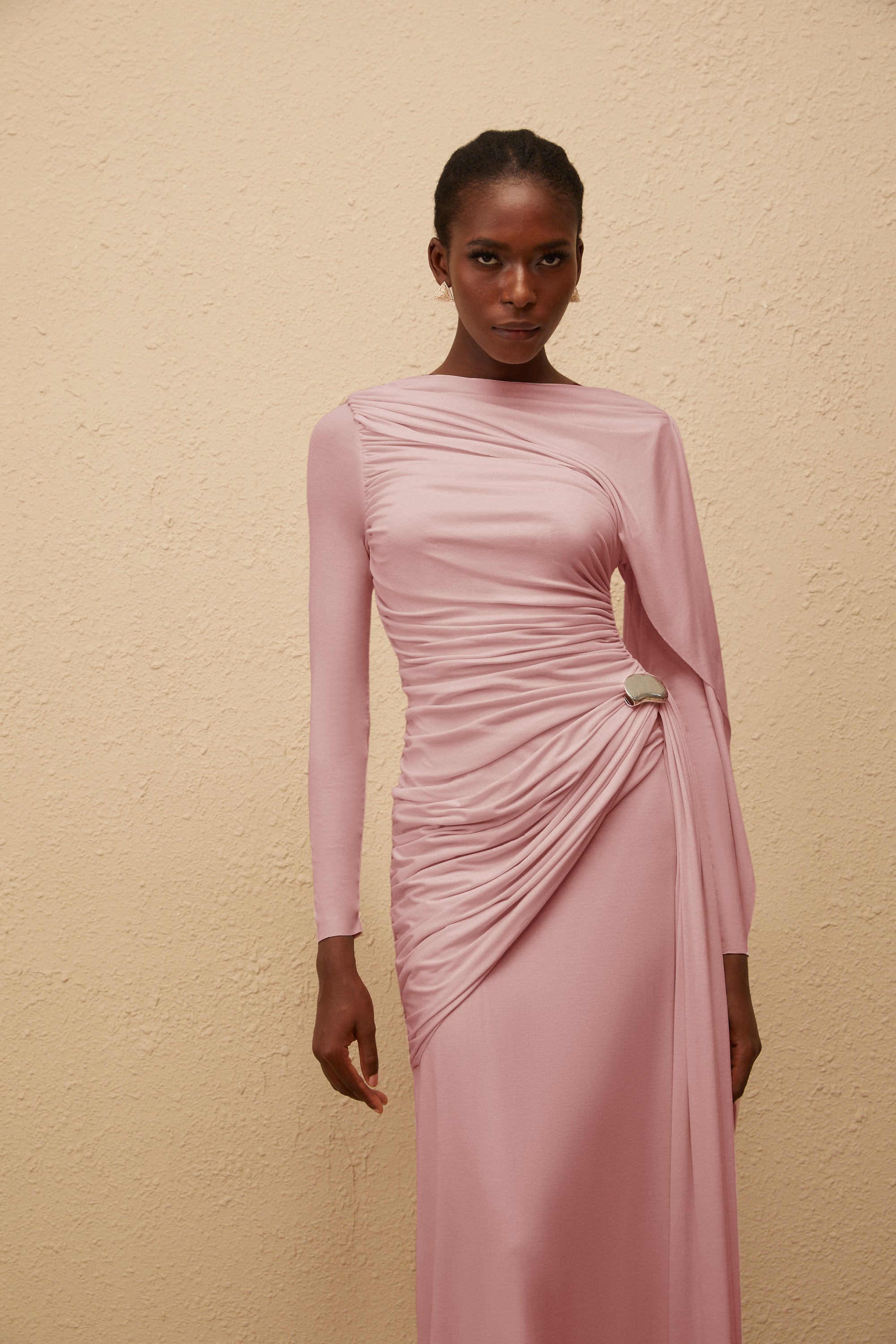Paloma Pink – Asymmetrisches, gerüschtes Maxikleid aus Strick
