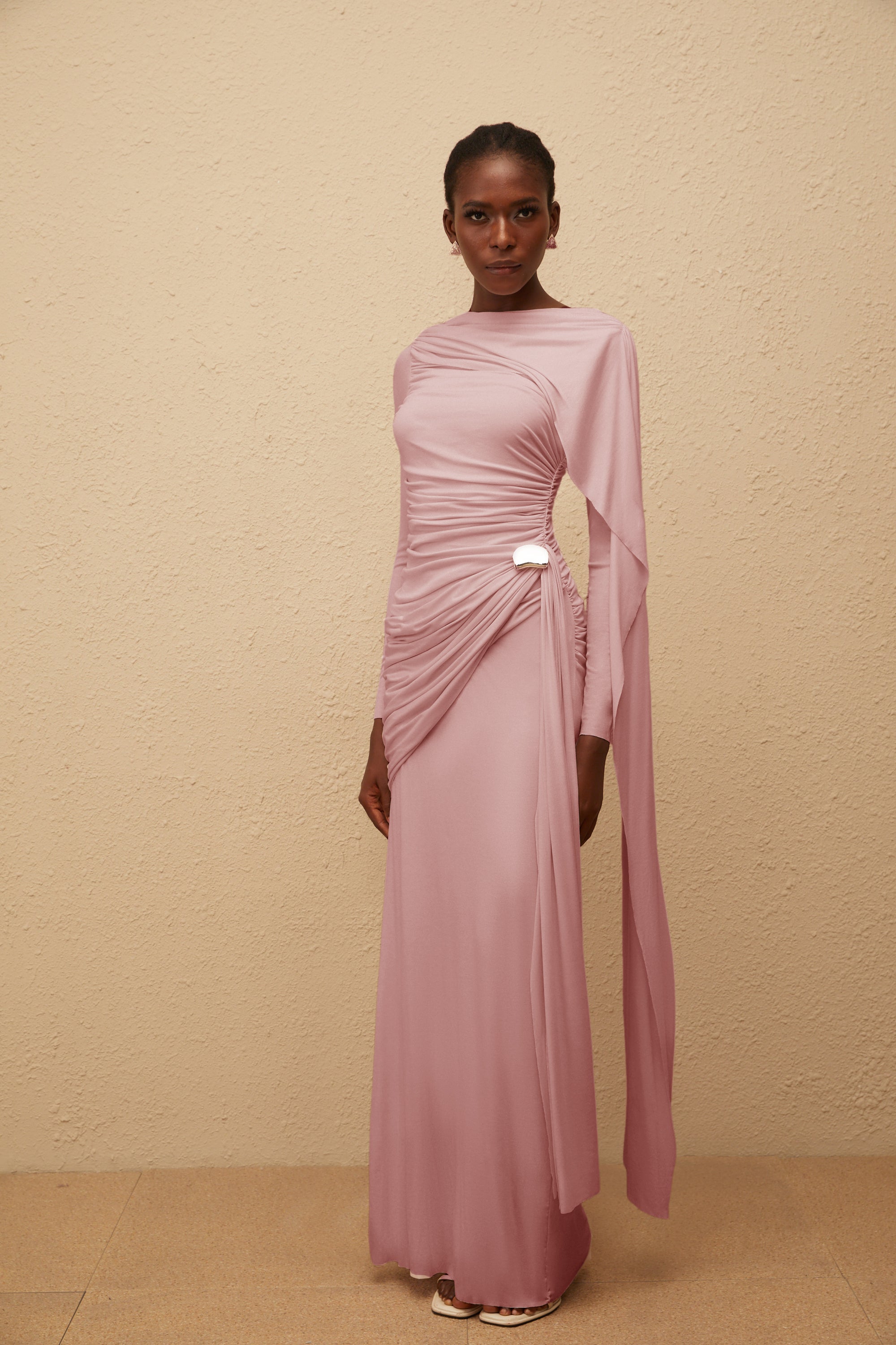 Paloma Pink – Asymmetrisches, gerüschtes Maxikleid aus Strick