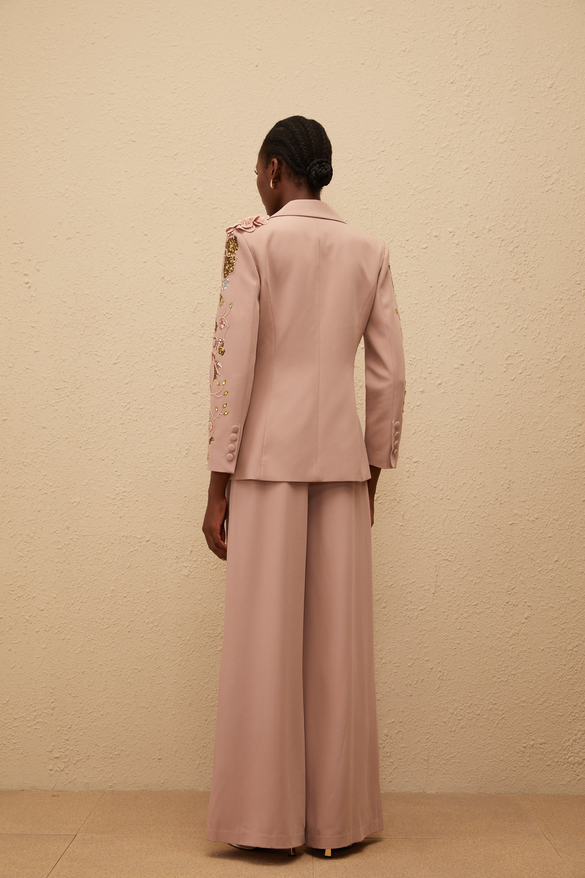 طقم بليزر وبنطال مورغان الوردي الباهت المزين بالترتر والزهور