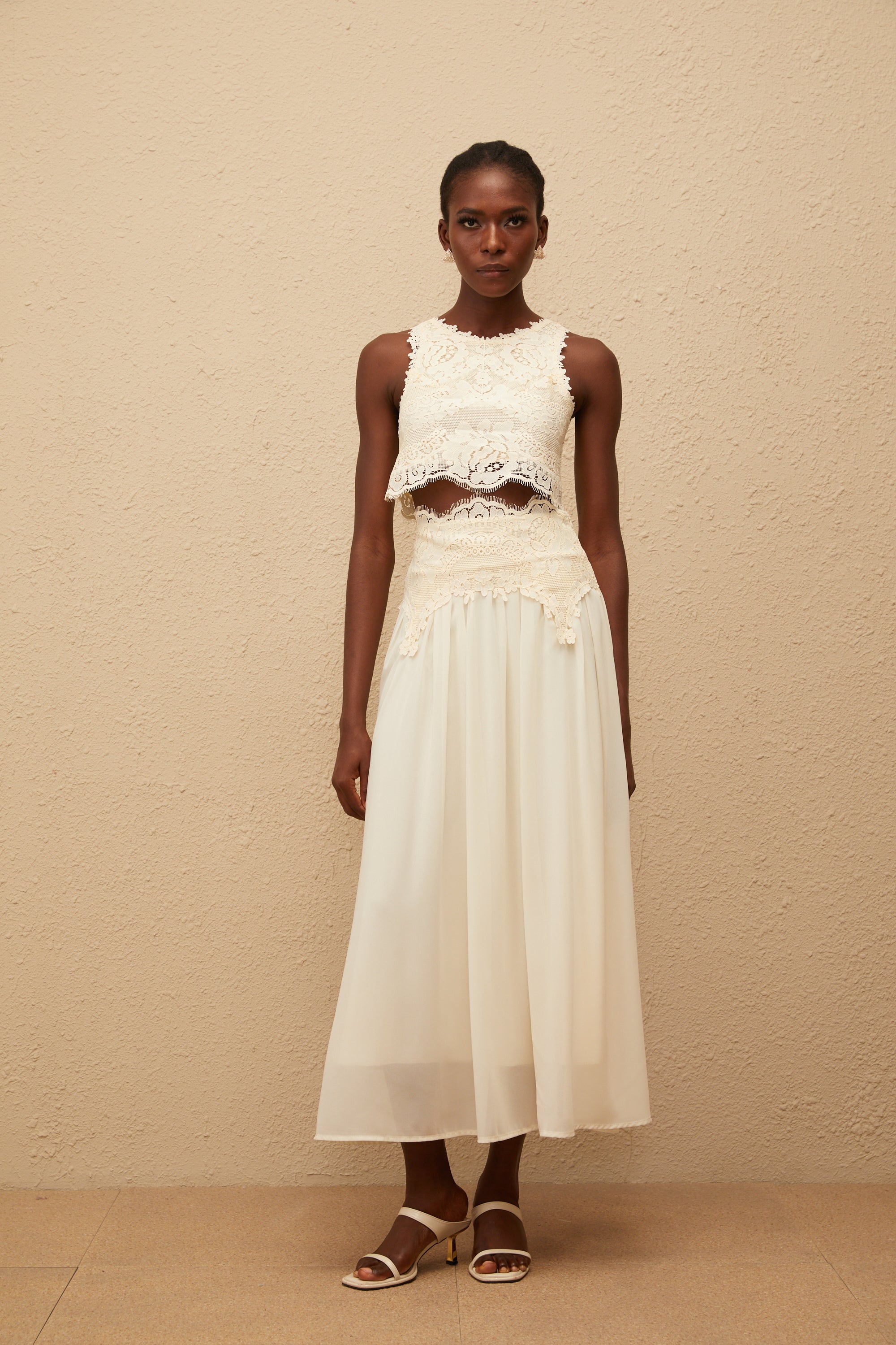 طقم بلوزة وتنورة من الدانتيل الأبيض المزهر من كلوثيلد