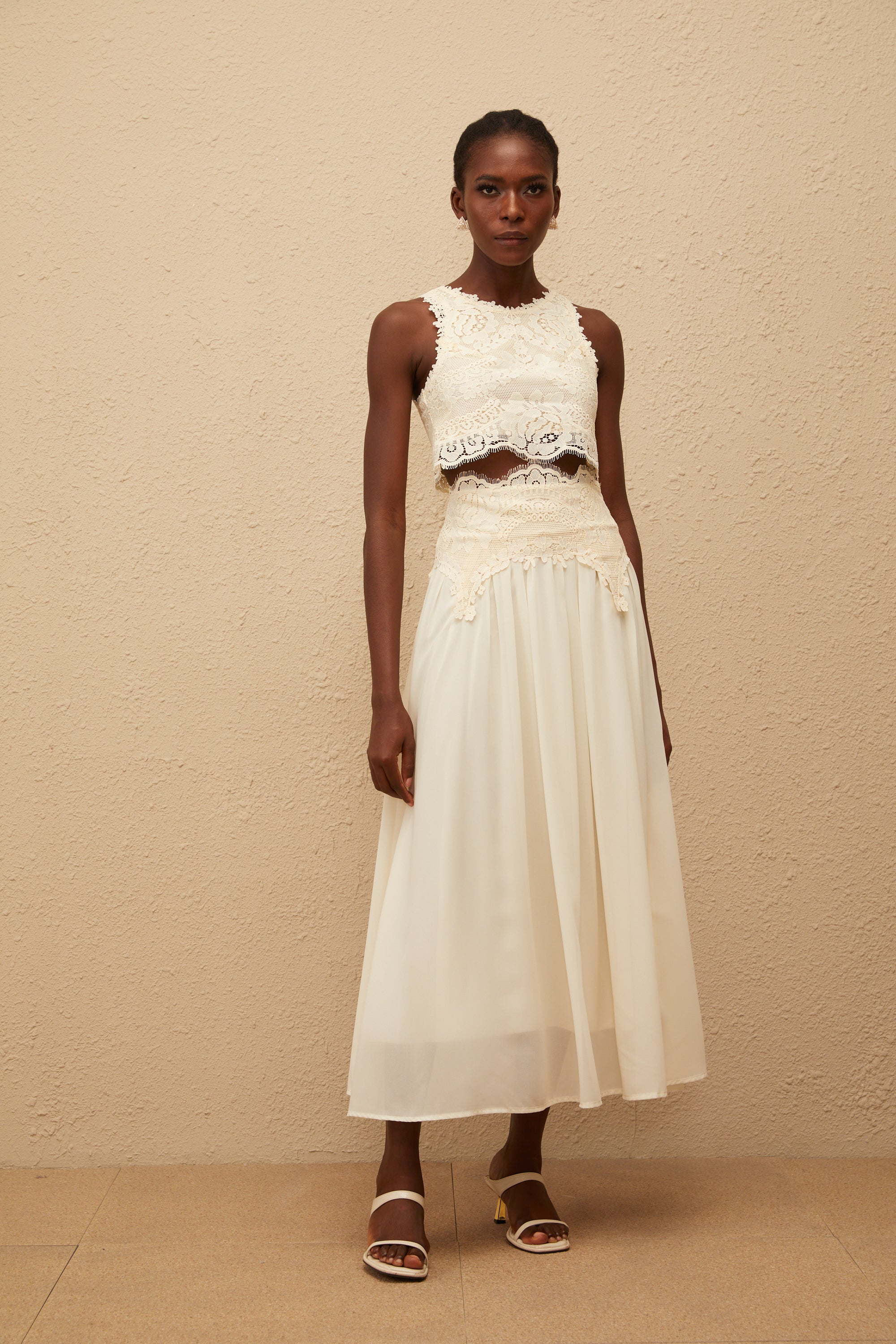 طقم بلوزة وتنورة من الدانتيل الأبيض المزهر من كلوثيلد