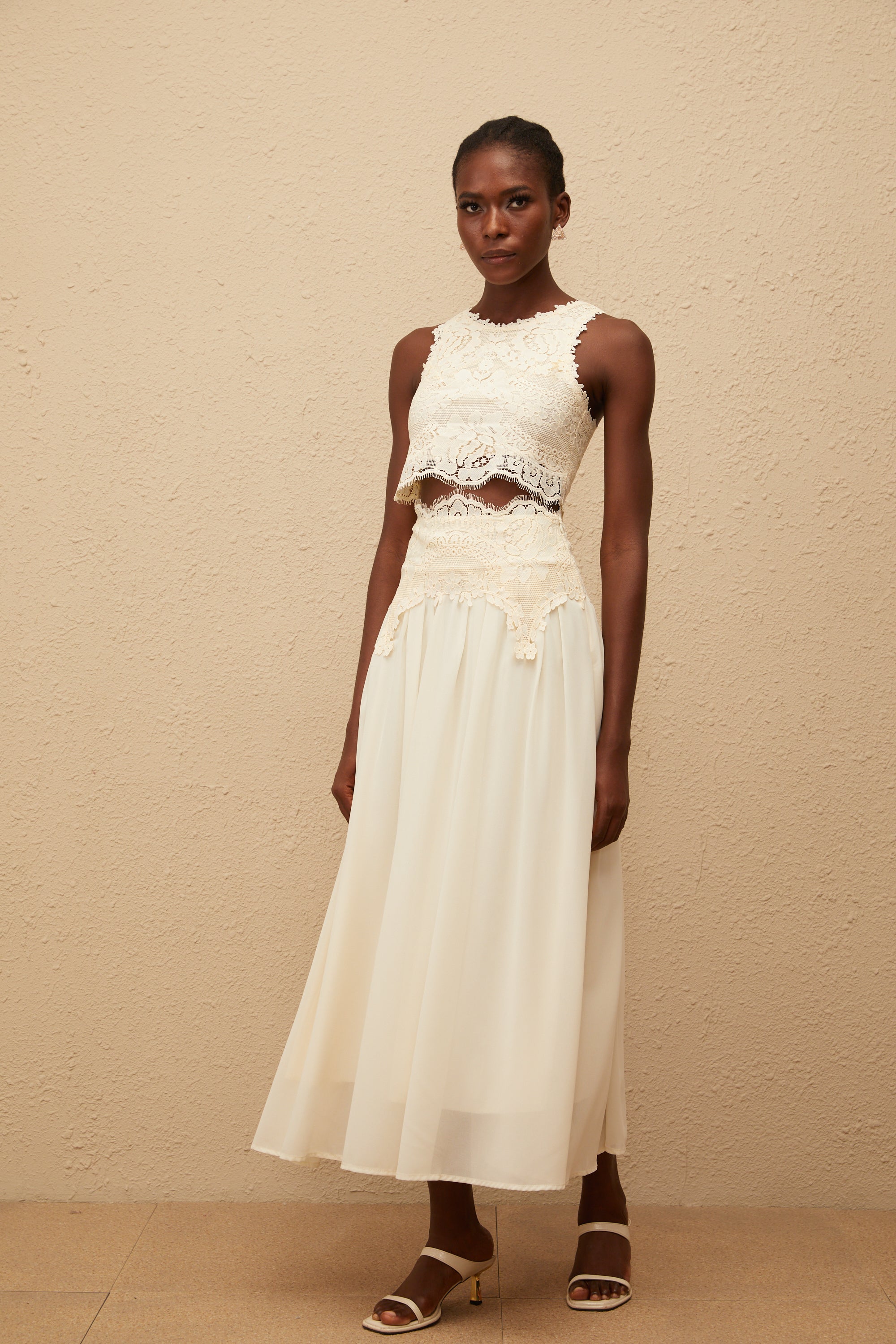 طقم بلوزة وتنورة من الدانتيل الأبيض المزهر من كلوثيلد