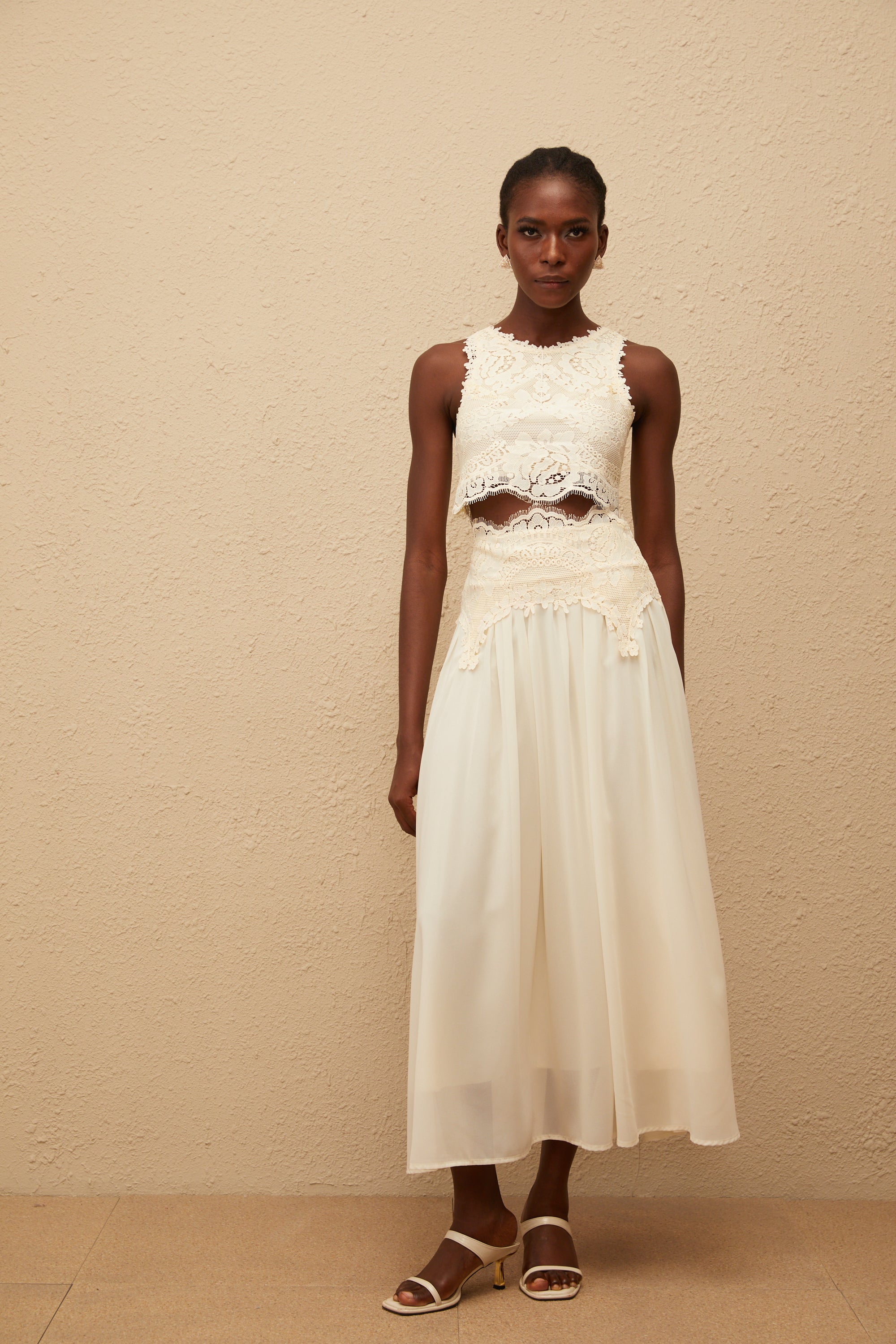 طقم بلوزة وتنورة من الدانتيل الأبيض المزهر من كلوثيلد