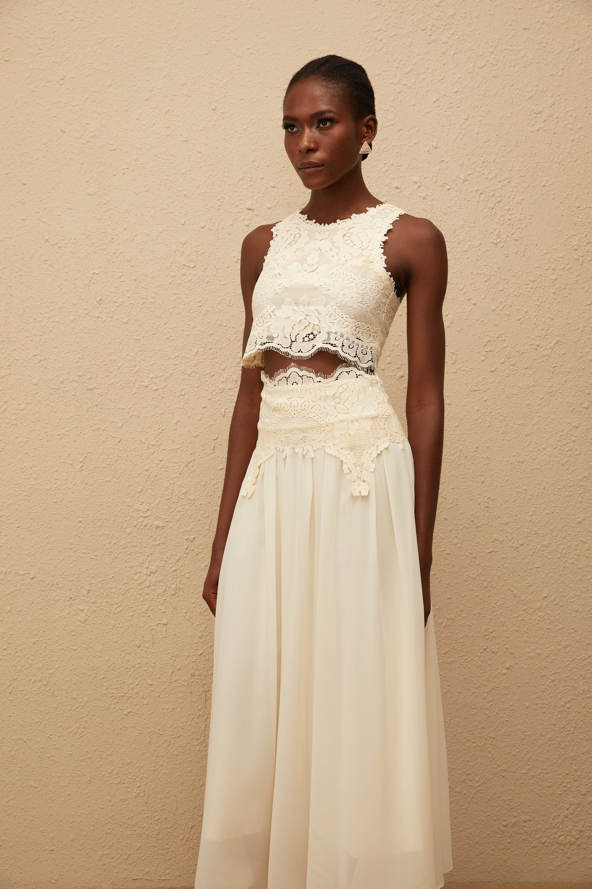 طقم بلوزة وتنورة من الدانتيل الأبيض المزهر من كلوثيلد