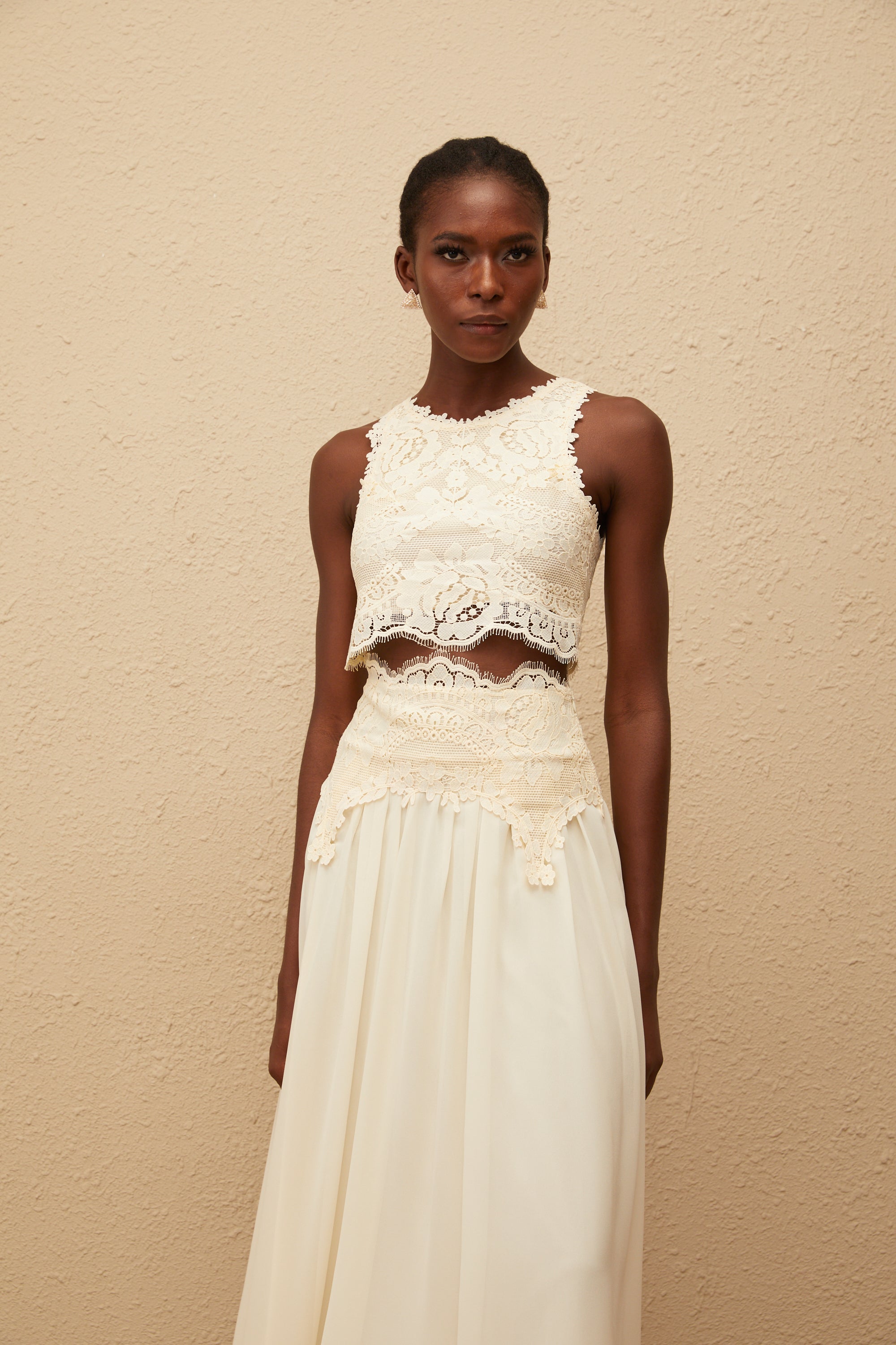 طقم بلوزة وتنورة من الدانتيل الأبيض المزهر من كلوثيلد