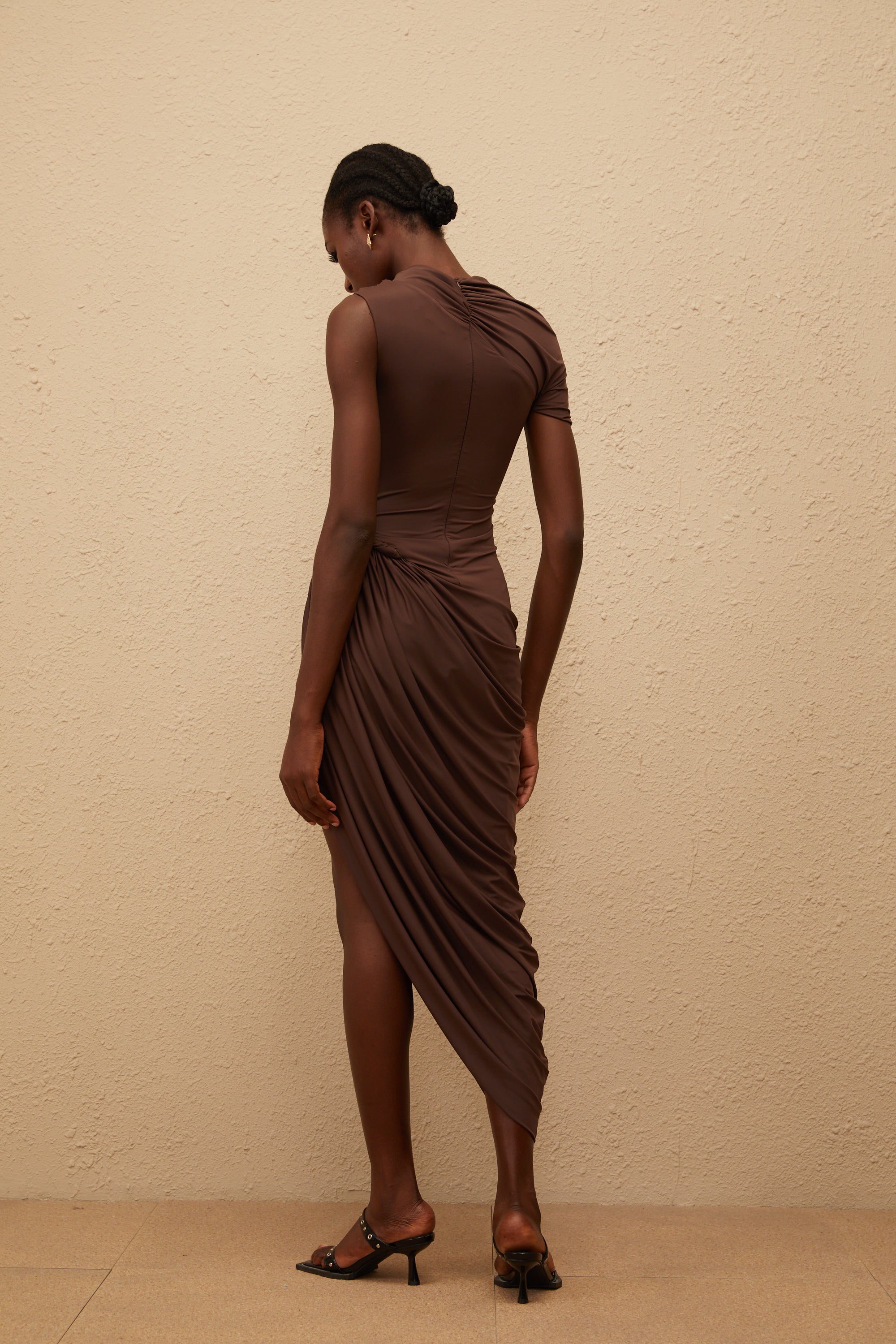 فستان بني قصير الأكمام بتصميم غير متماثل من Prune