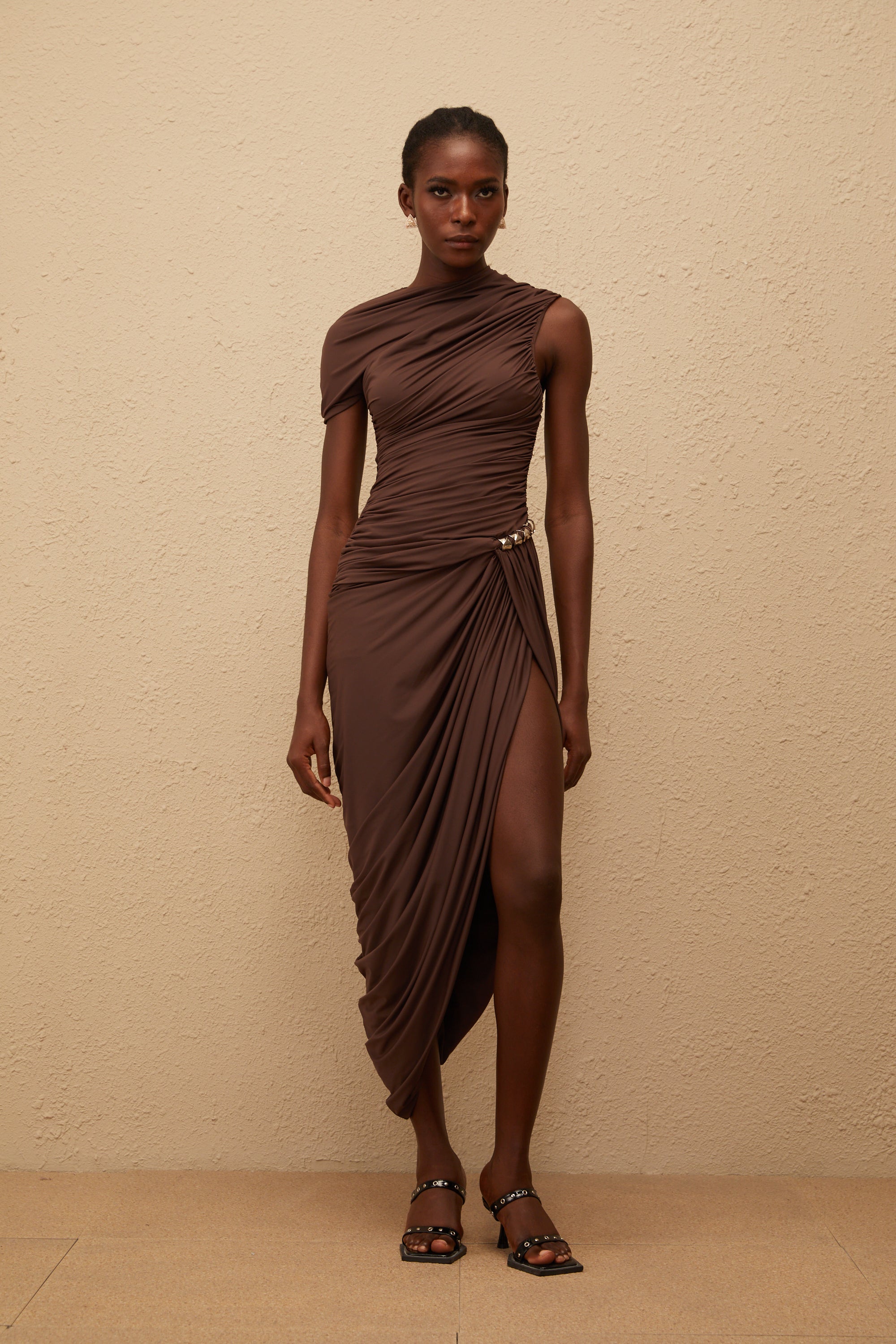 فستان بني قصير الأكمام بتصميم غير متماثل من Prune